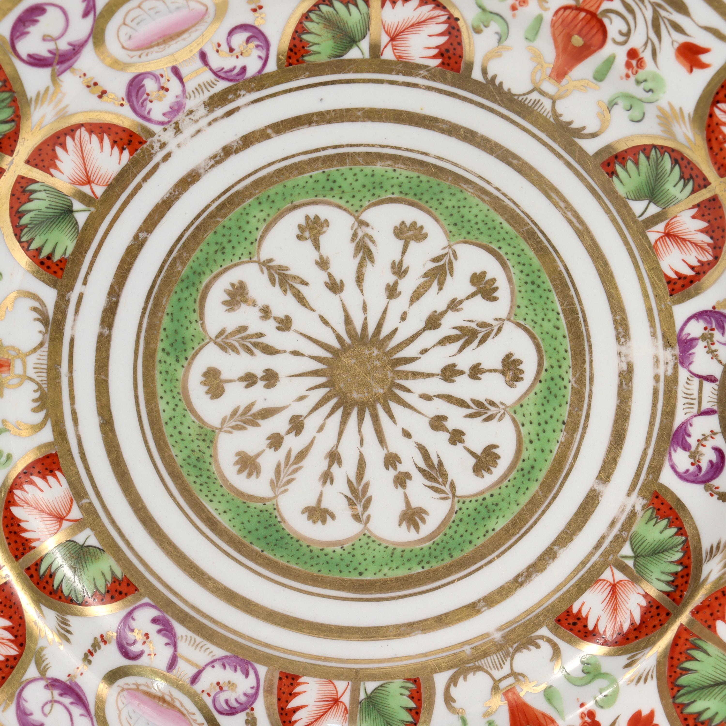 Antiguo plato neoclásico inglés de porcelana atribuido a Coalport Neoclásico en venta