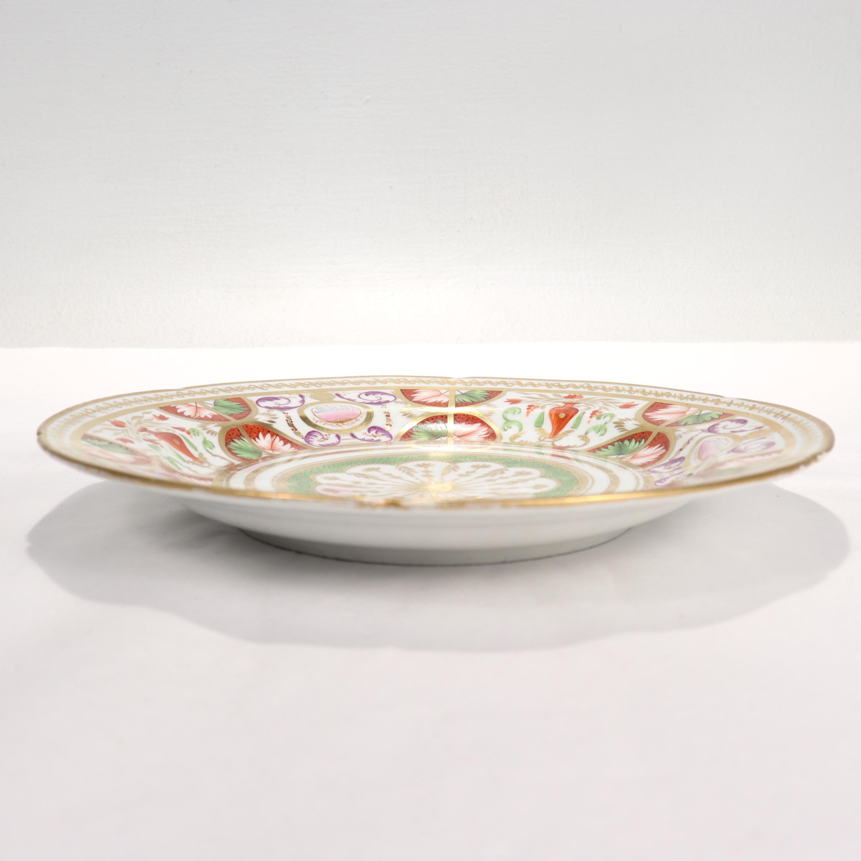 Antiguo plato neoclásico inglés de porcelana atribuido a Coalport Dorado en venta