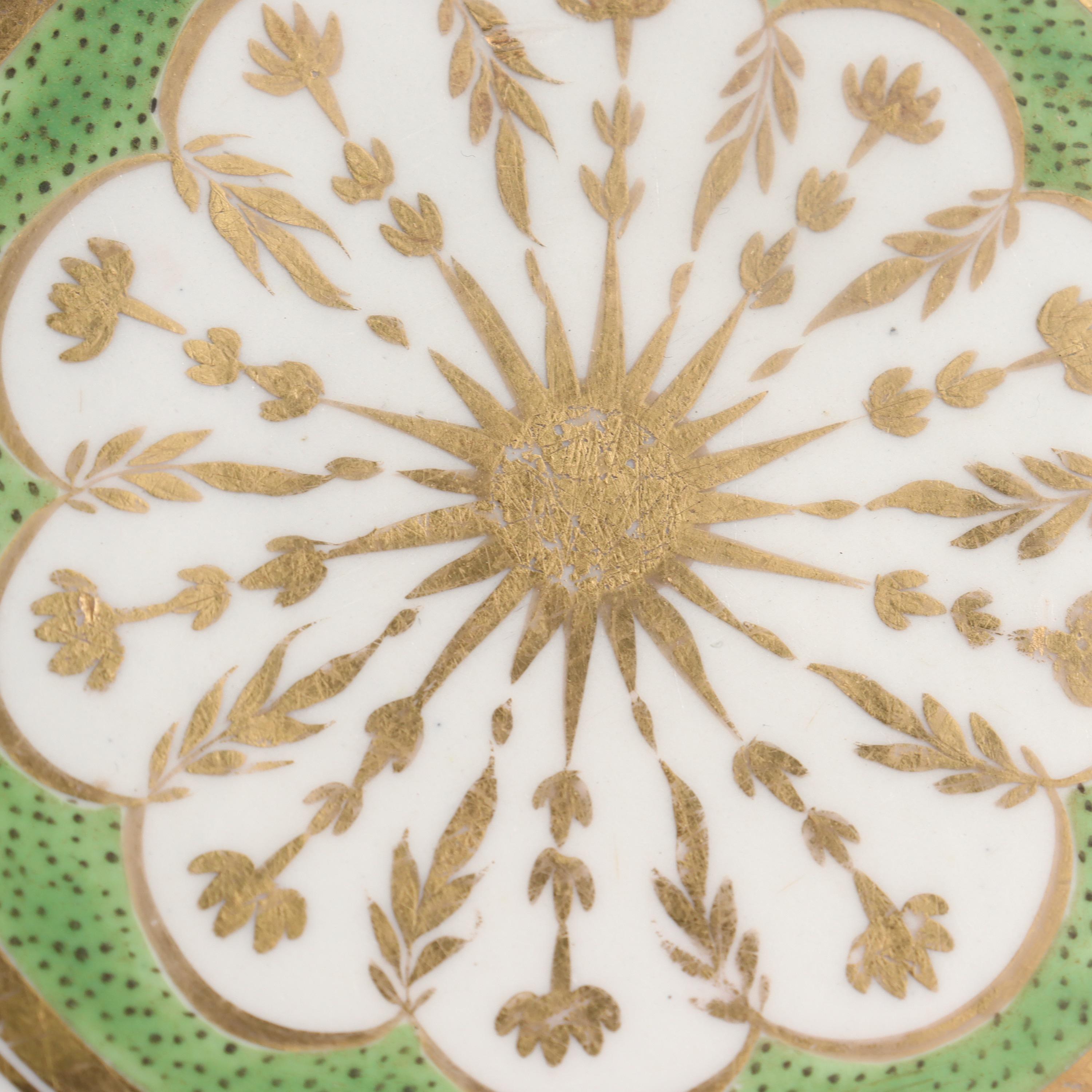 Antiguo plato neoclásico inglés de porcelana atribuido a Coalport en Bueno estado para la venta en Philadelphia, PA