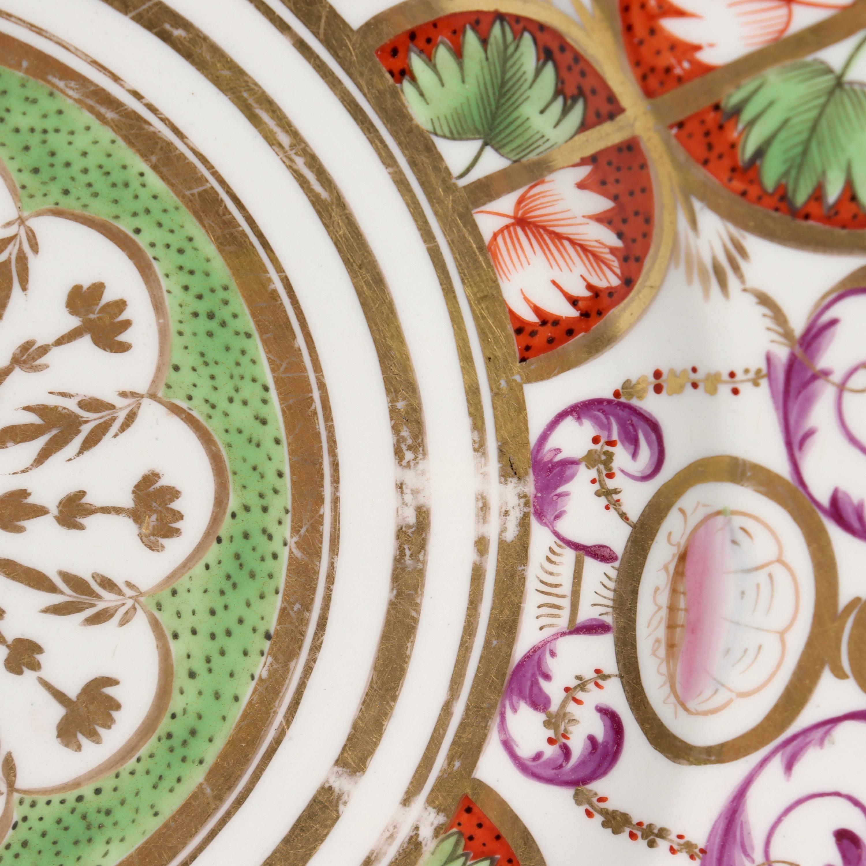 Antiguo plato neoclásico inglés de porcelana atribuido a Coalport Porcelana en venta