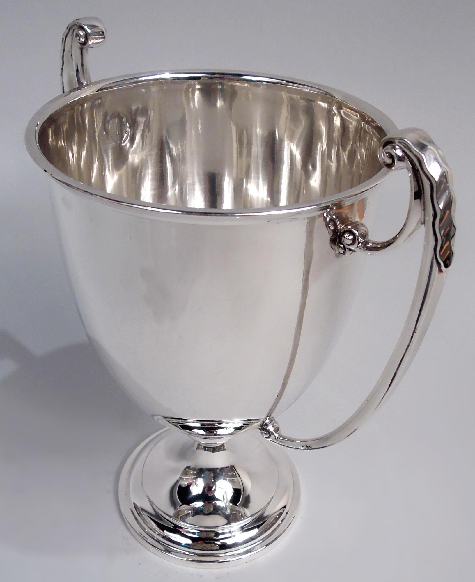 Néoclassique Ancienne coupe trophée en argent sterling pour urne néoclassique anglaise, 1921 en vente