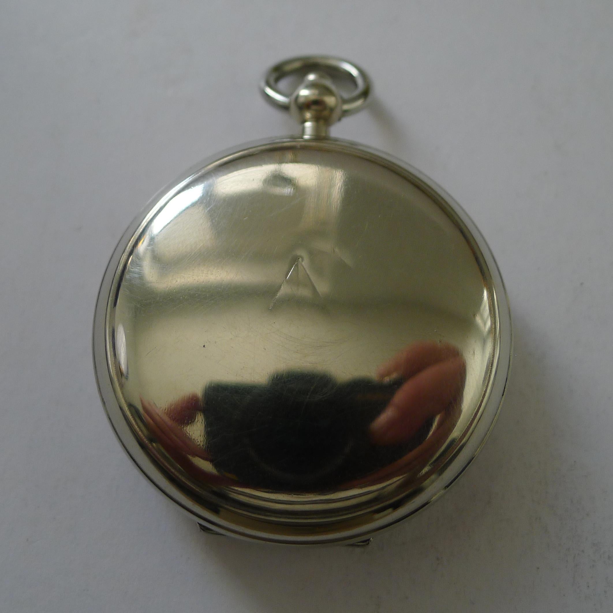 Une belle boussole de la Première Guerre mondiale avec couvercle à charnière, le petit bouton sur le dessus servait à l'ouvrir, tout comme une montre de poche de chasseur.  Le recto porte la marque de la patte d'oie du ministère de la Guerre.

Le