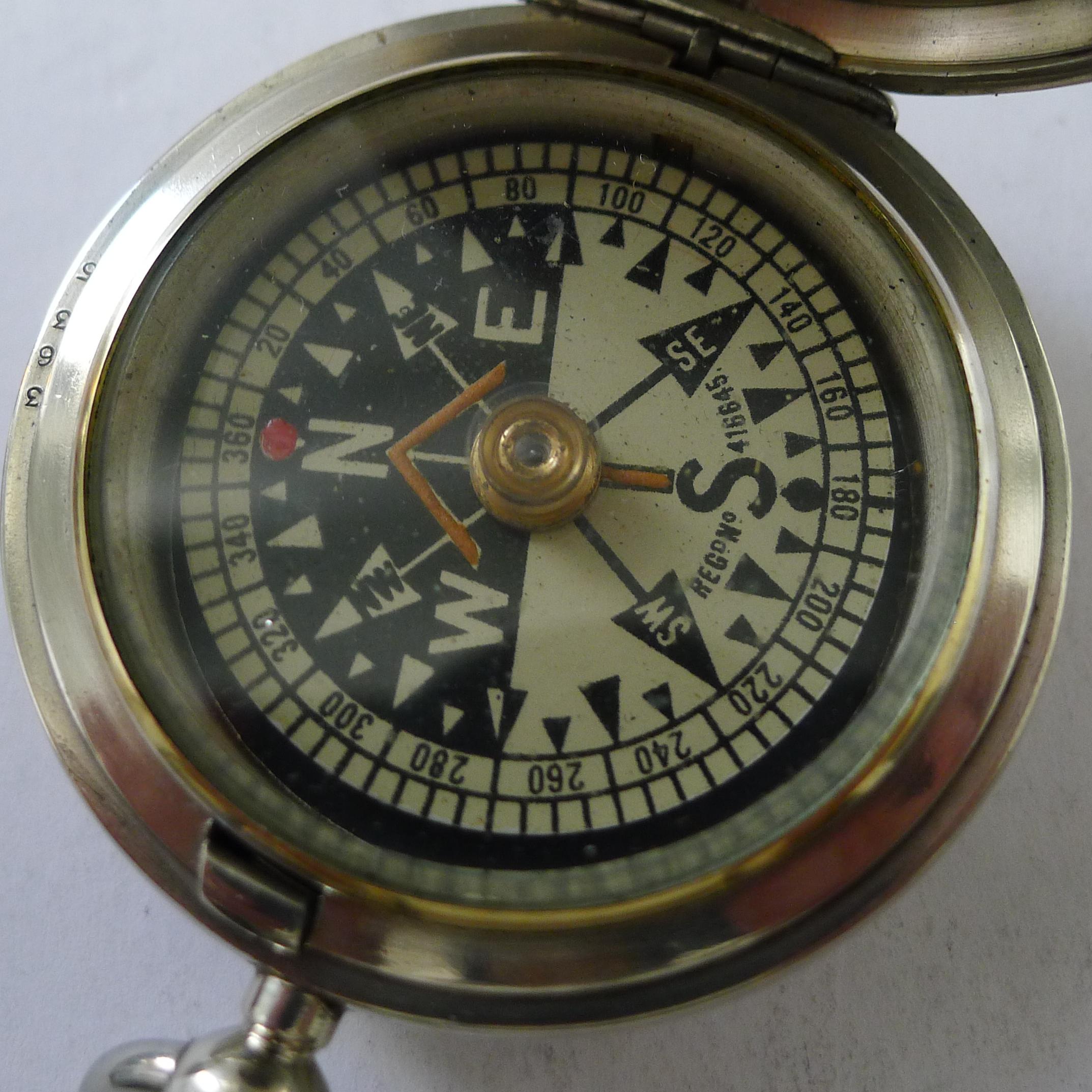 Boussole anglaise ancienne à boîtier en nickel Reg. N° pour 1903 - WW1 Military Issue Bon état - En vente à Bath, GB
