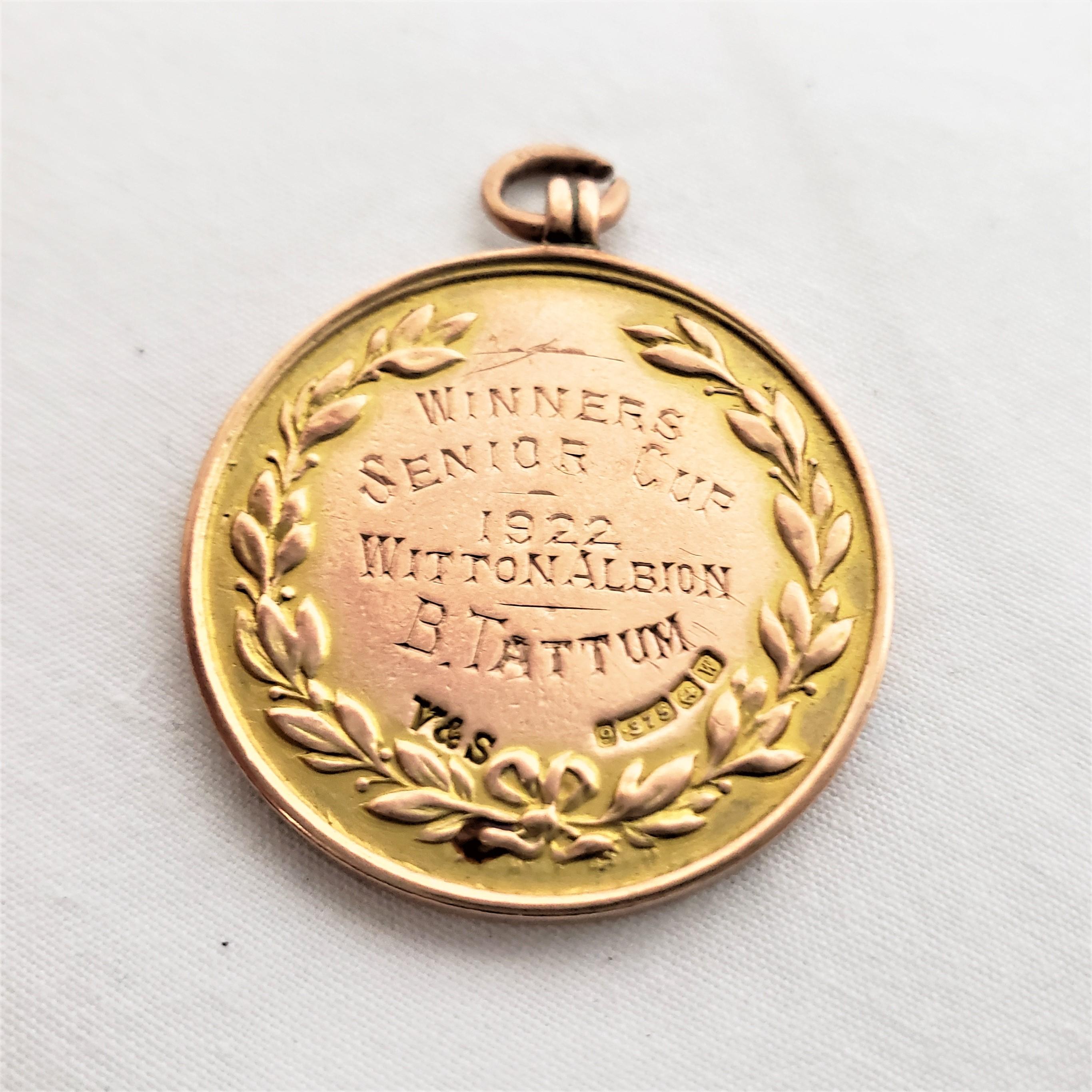20ième siècle Anciennes médailles anglaises de football ou de football en or jaune neuf carats et deux plaquées en vente