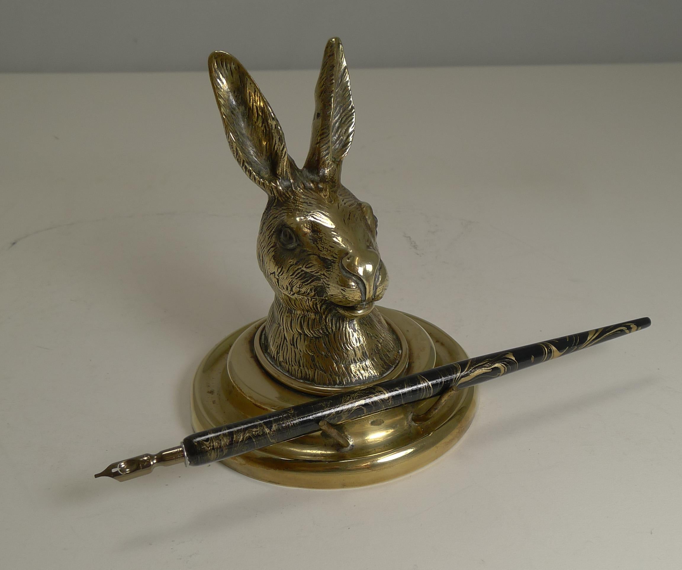 Encrier en laiton ancien fantaisie / figuratif anglais - Hare c.1880 en vente 4
