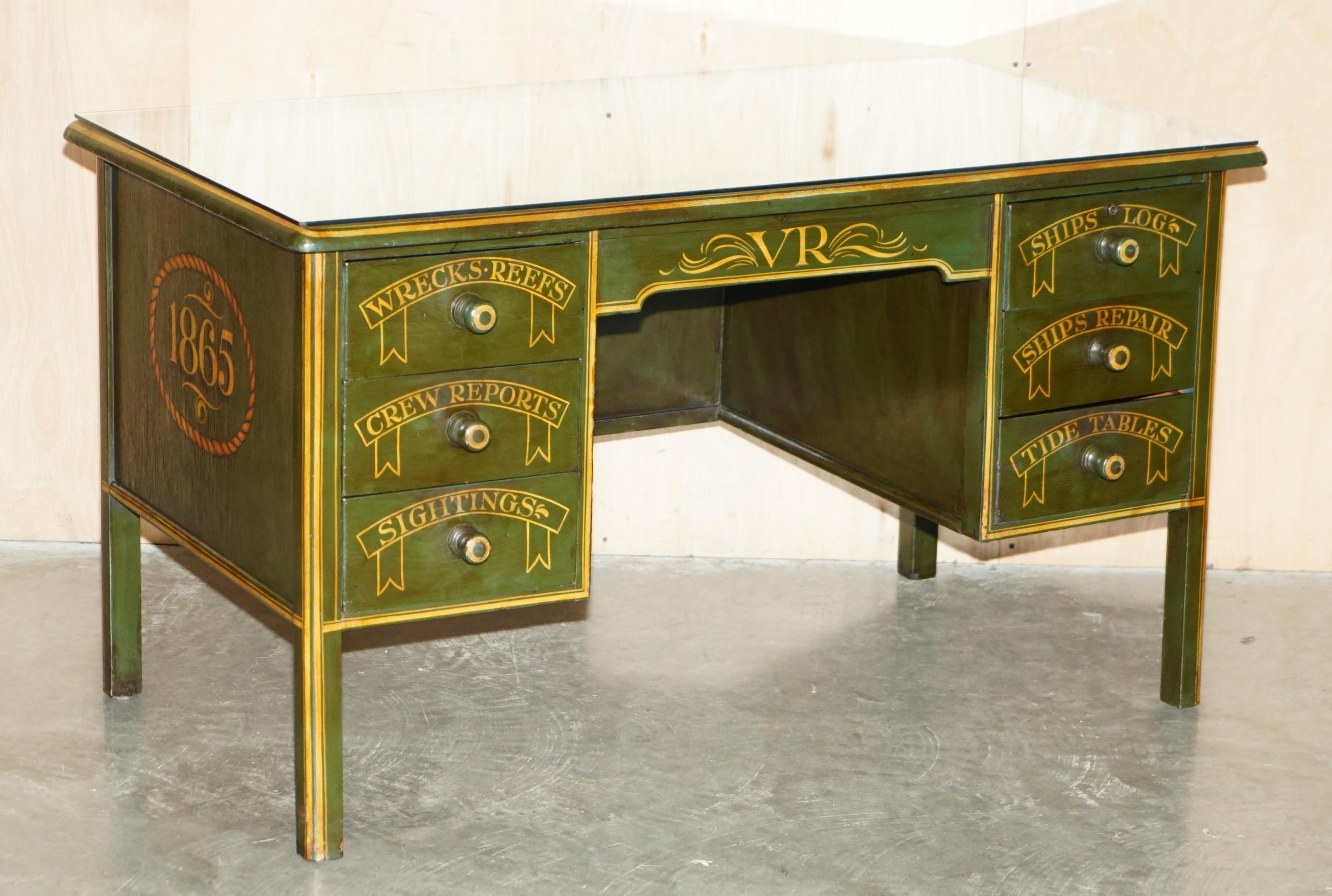 Casa Reale Antiquariato

Royal House Antiques è lieta di offrire in vendita questa scrivania navale altamente decorativa dipinta a mano del Capitano S.M.D. Gardener della H.M.S. Soloma datata 1865.

Tieni presente che le spese di spedizione indicate