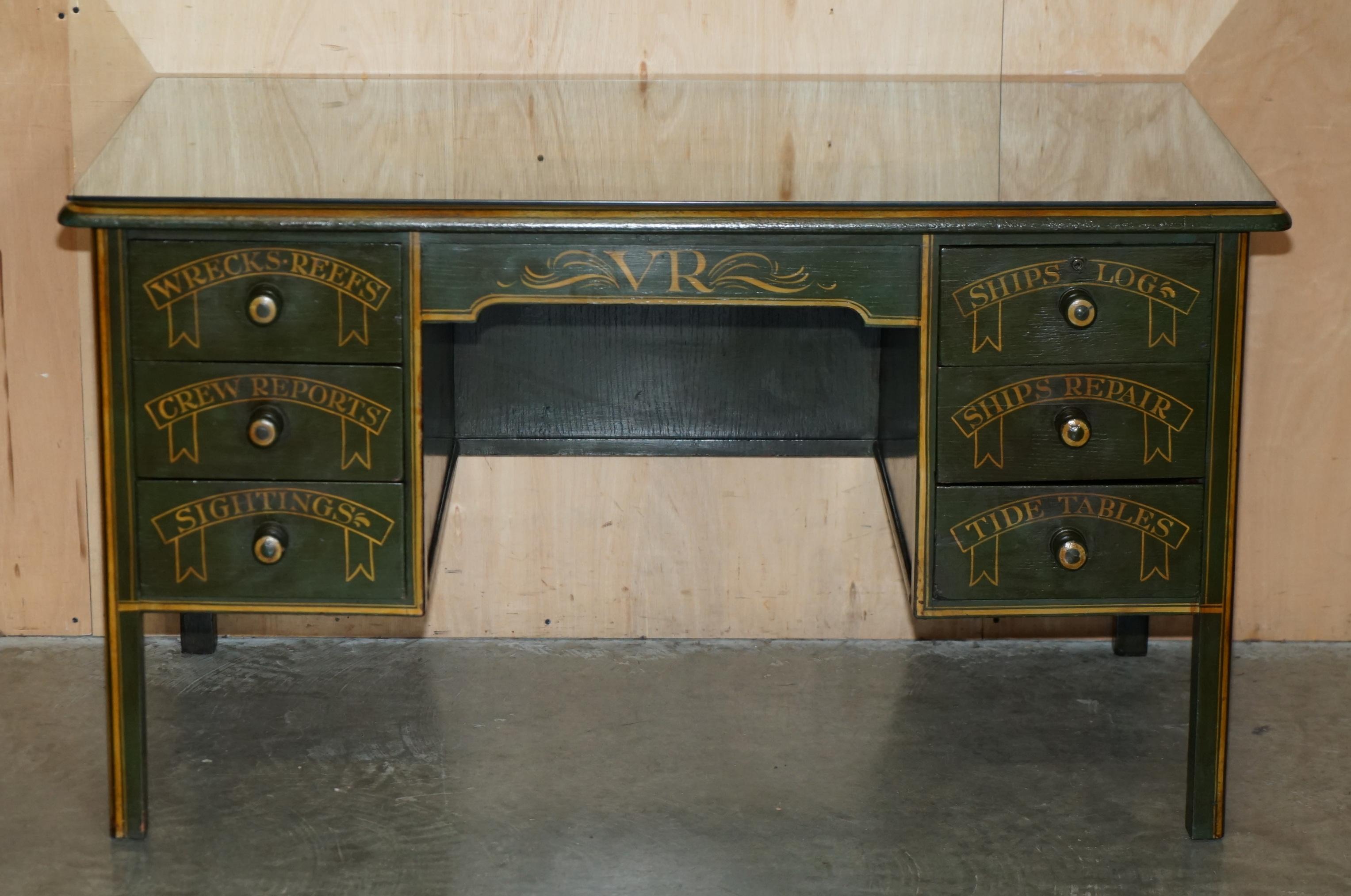 Pieno vittoriano ANTIQUE ENGLISH OAK 1865 DATED NAVAL DESK OF CAPTAIN S.D GARDENER H.M.S SOLOMA in vendita