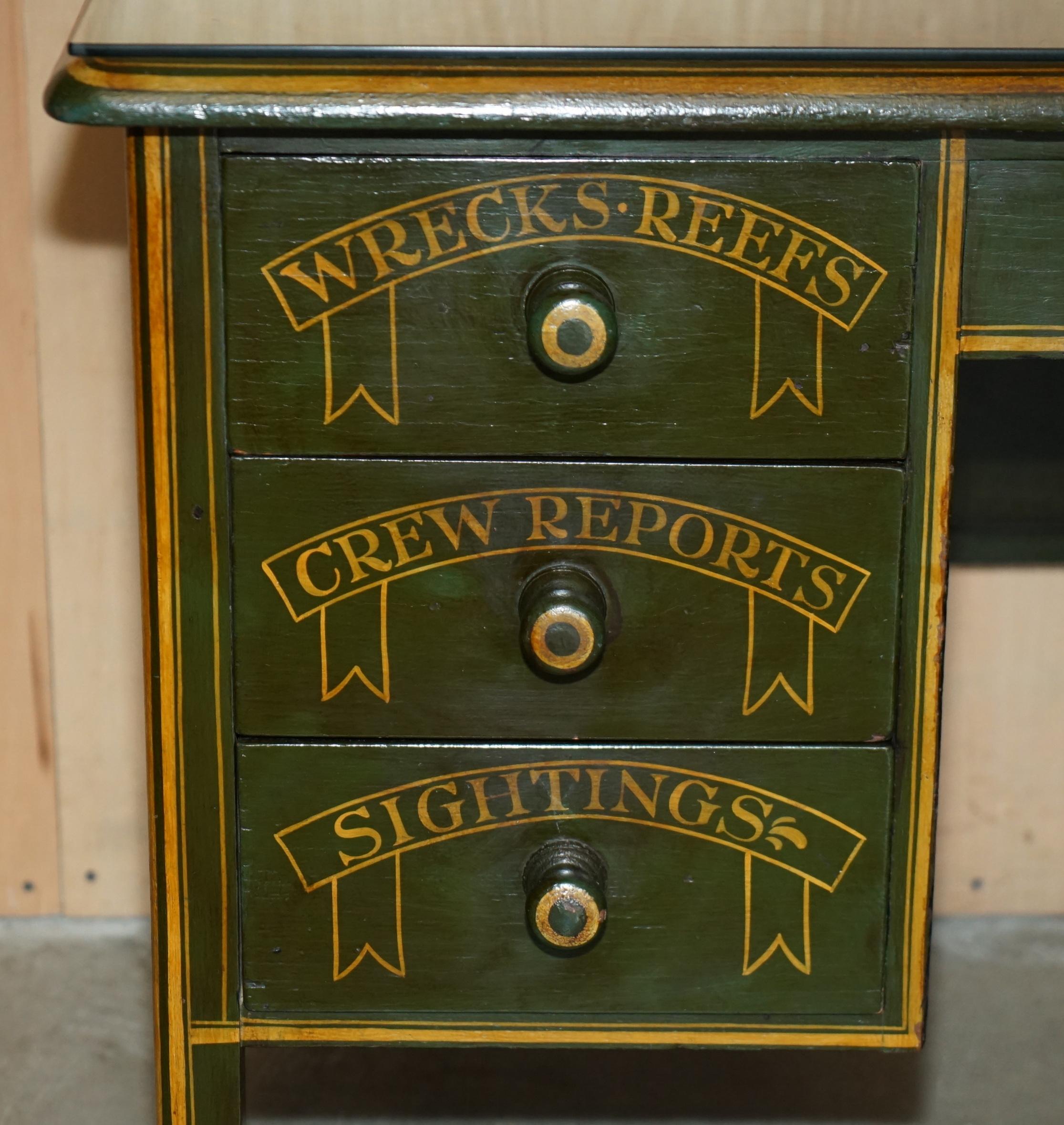 Inglese ANTIQUE ENGLISH OAK 1865 DATED NAVAL DESK OF CAPTAIN S.D GARDENER H.M.S SOLOMA in vendita