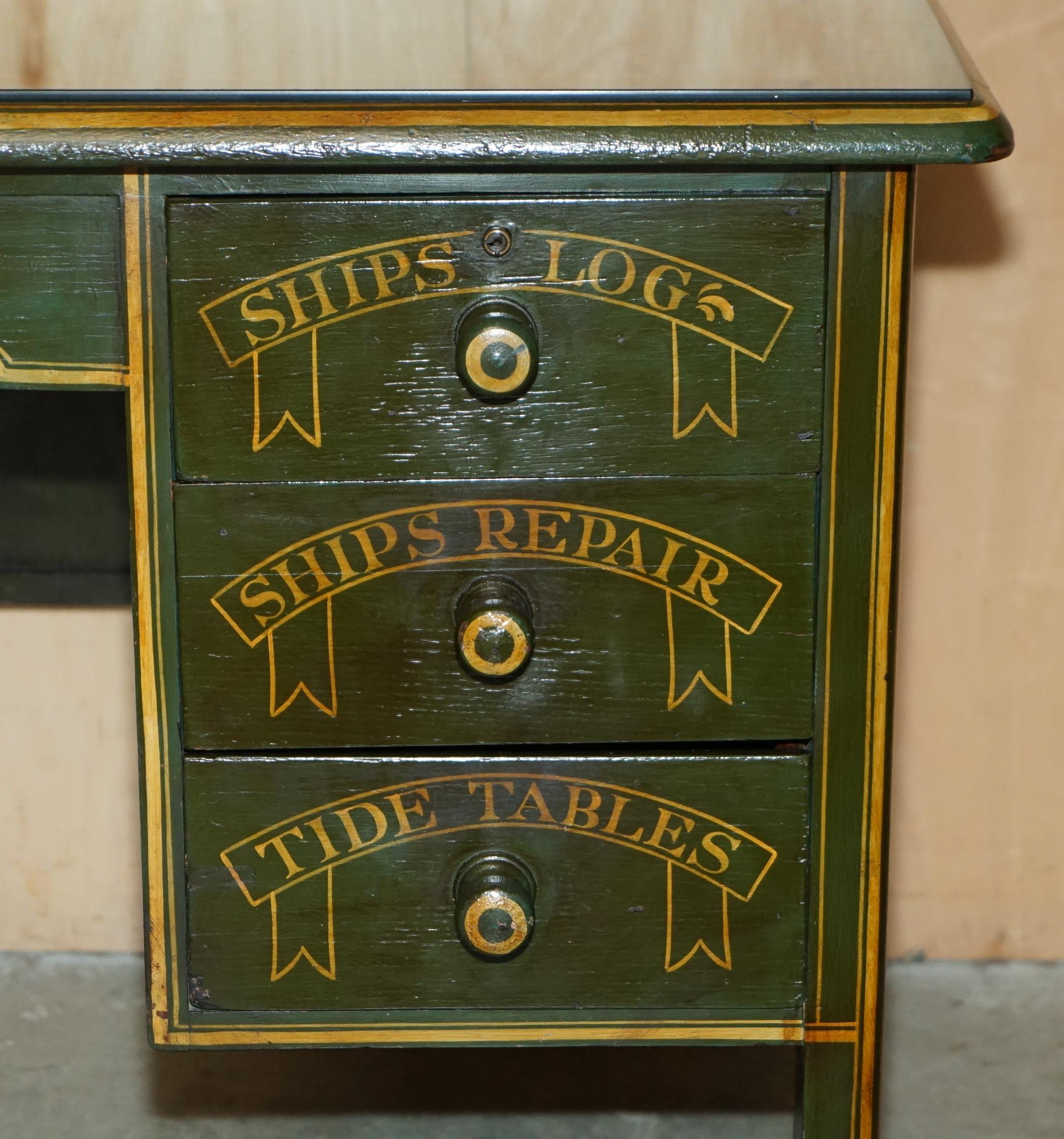 Dipinto a mano ANTIQUE ENGLISH OAK 1865 DATED NAVAL DESK OF CAPTAIN S.D GARDENER H.M.S SOLOMA in vendita