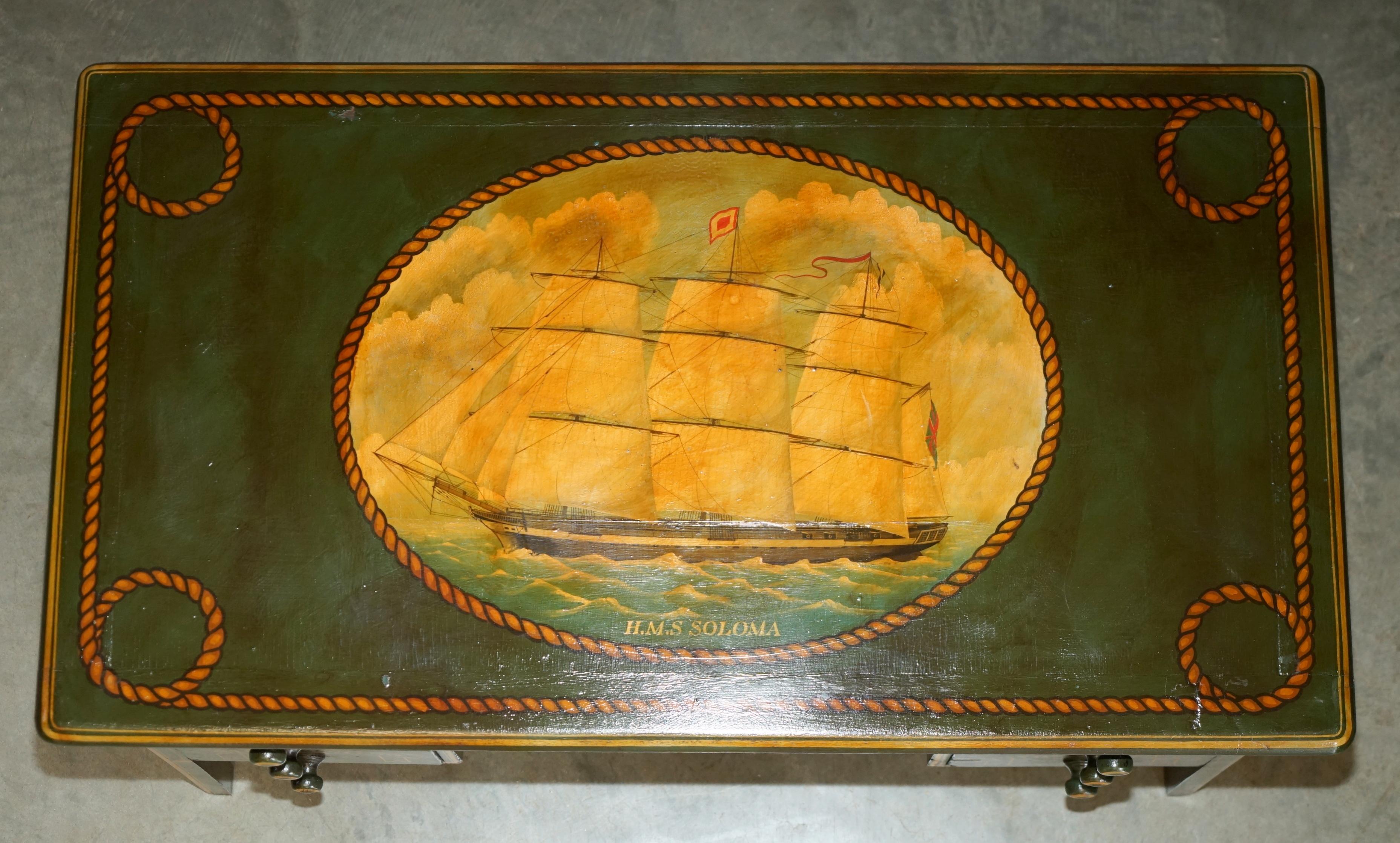 Inizio XX secolo ANTIQUE ENGLISH OAK 1865 DATED NAVAL DESK OF CAPTAIN S.D GARDENER H.M.S SOLOMA in vendita