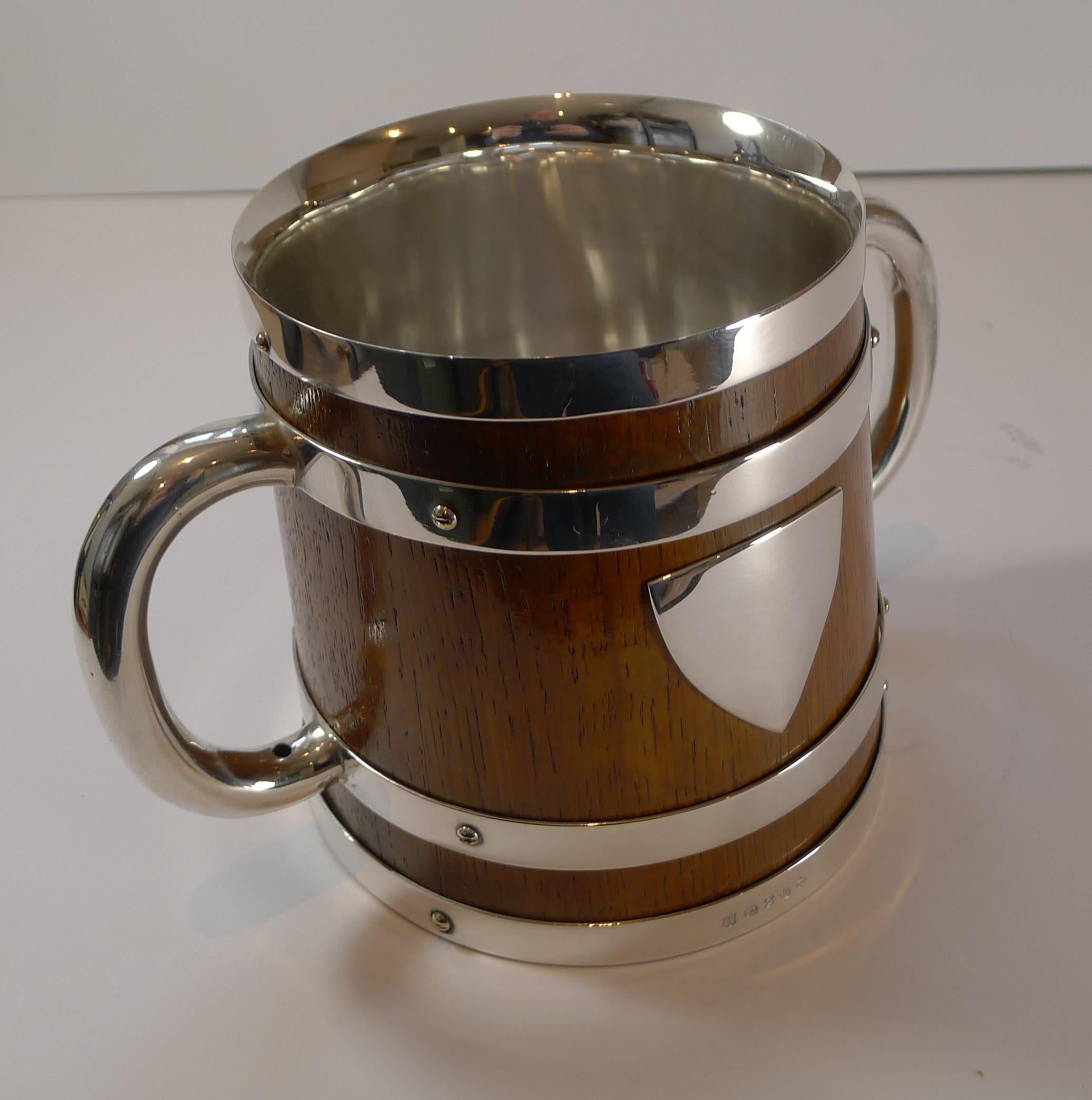 Fin du XIXe siècle Antique tasse Loving Cup anglaise en chêne et plaqué argent, vers 1890 en vente