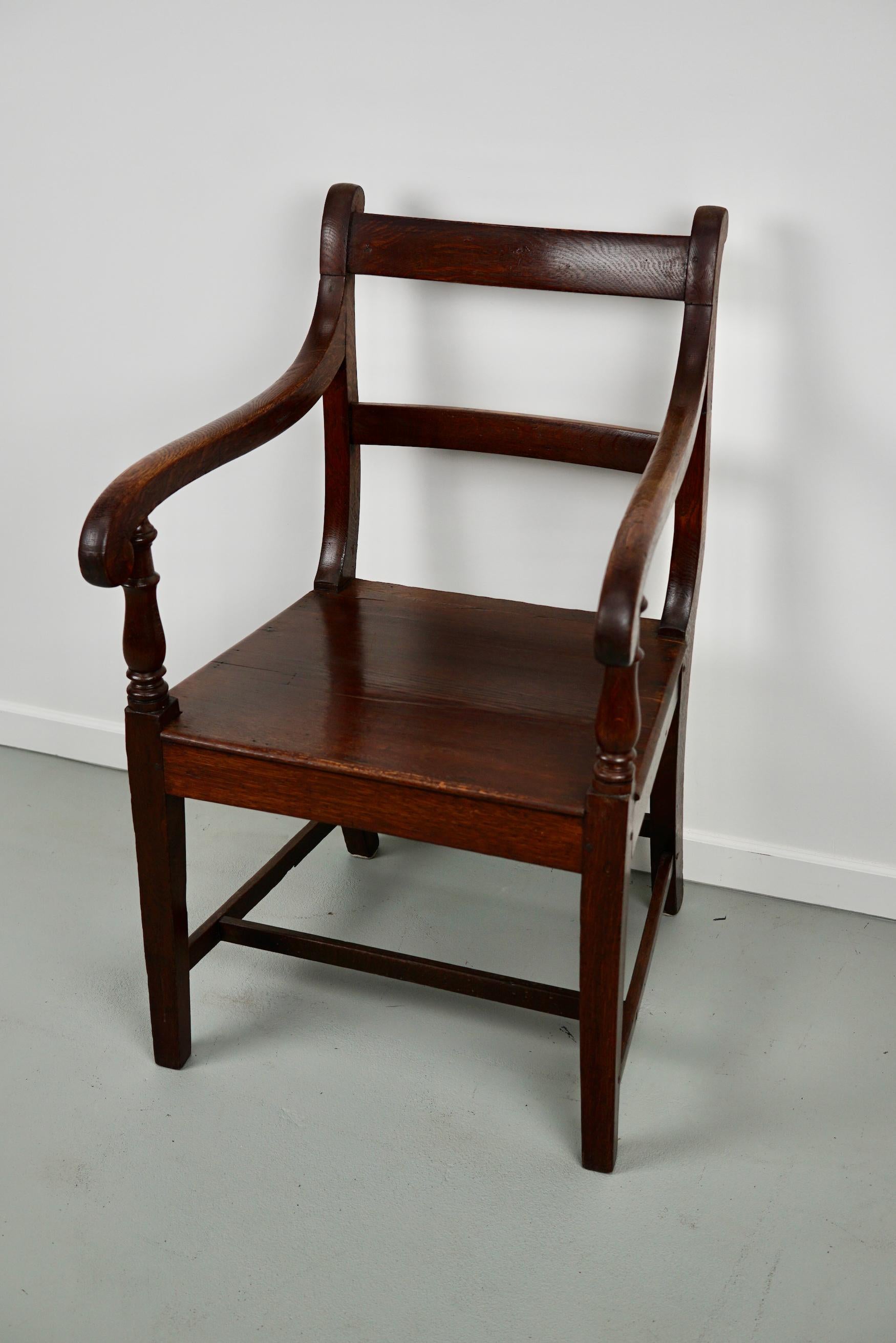 Dieser Sessel wurde im 18. Jahrhundert in England hergestellt. Es bleibt in einem sehr guten Zustand mit einer schönen warmen Farbe und Patina.