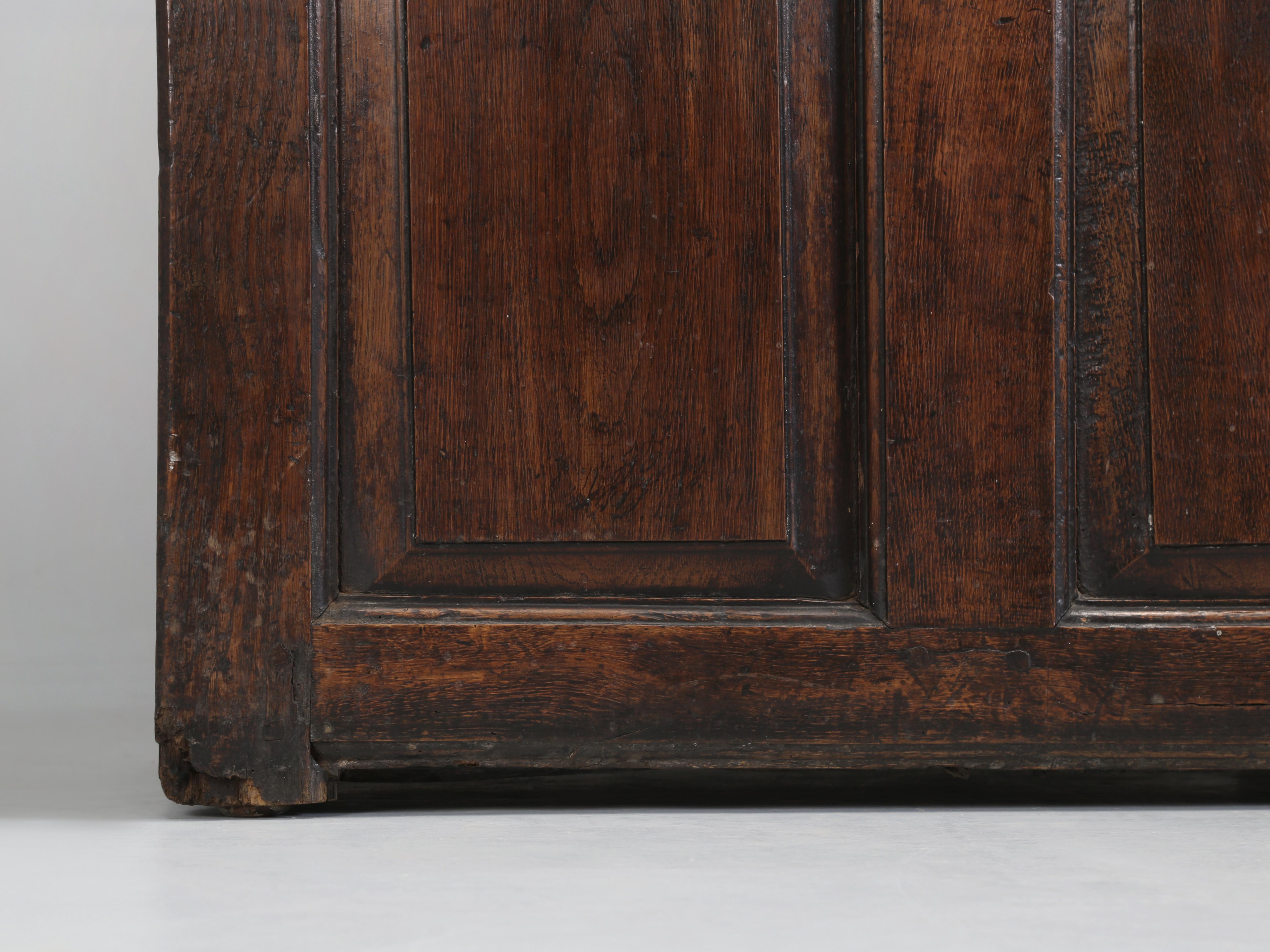 Antique English Oak Baker's Cupboard or Back Hall Coat Closet c1700-40 Original  For Sale 4