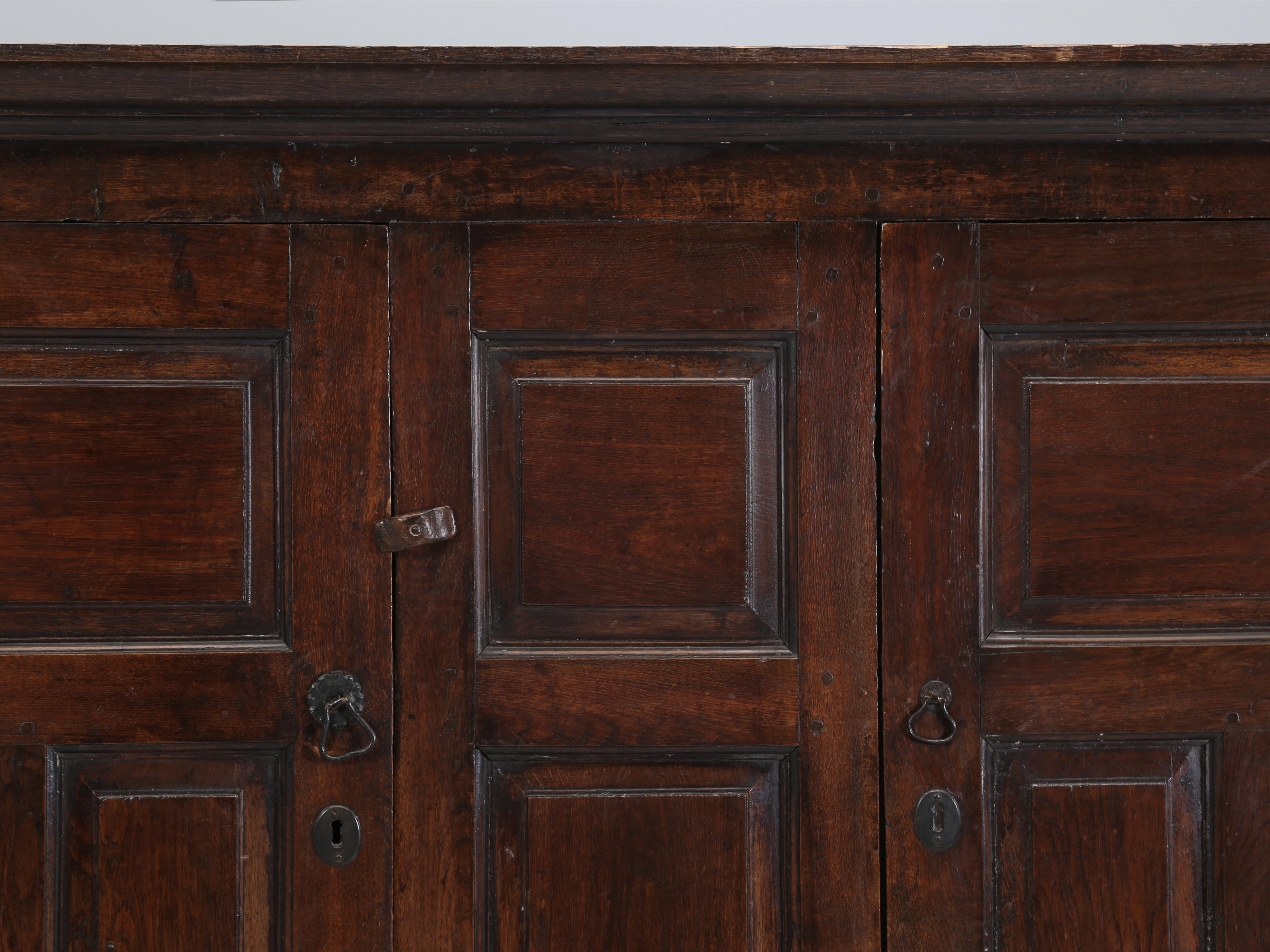 Antique English Oak Baker's Cupboard or Back Hall Coat Closet c1700-40 Original  In Good Condition For Sale In Chicago, IL