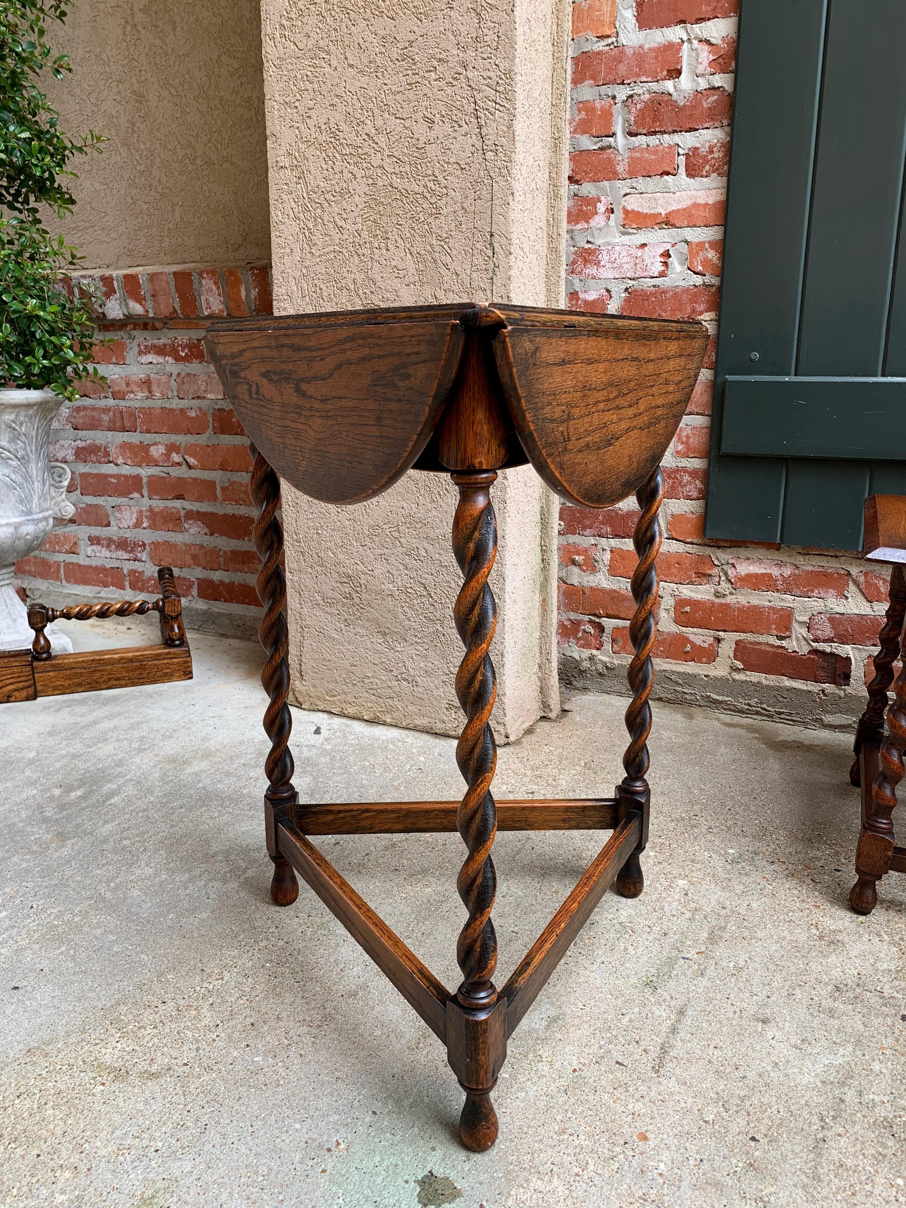 Antique English Oak Barley Twist Envelope Handkerchief Drop Leaf Corner Table In Good Condition In Shreveport, LA