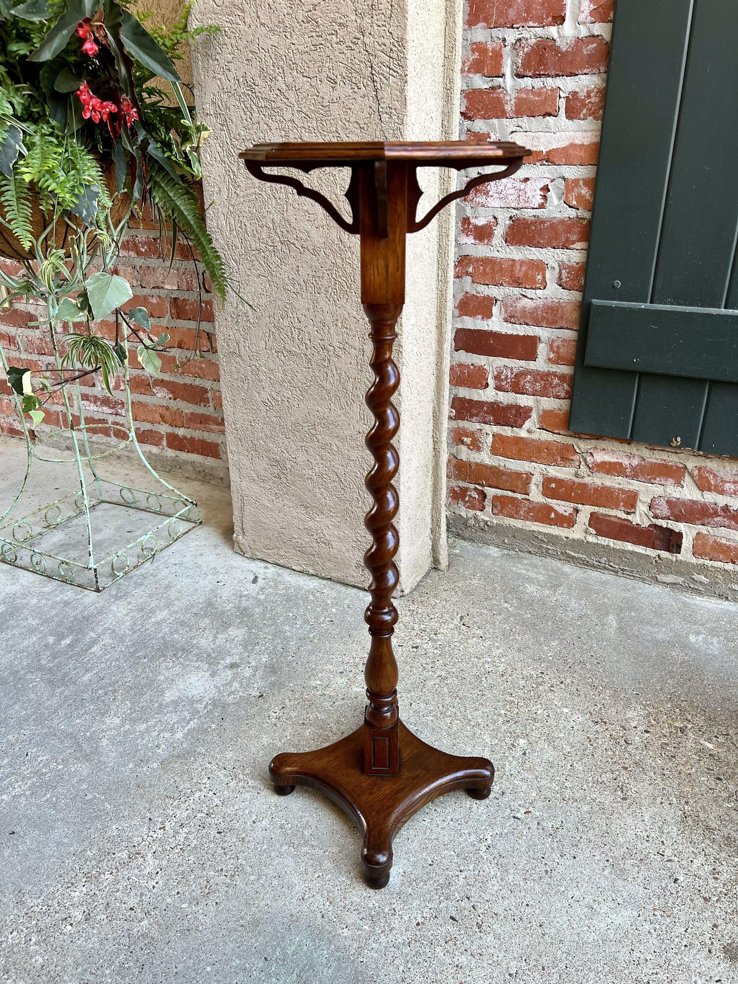 Antique English oak Barley twist pedestal plant bronze display stand octagon table.

Direct from London, a lovely antique English display/plant stand.
Traditional British style, with barley twist pedestal. Inlaid octagon top with scalloped bracket
