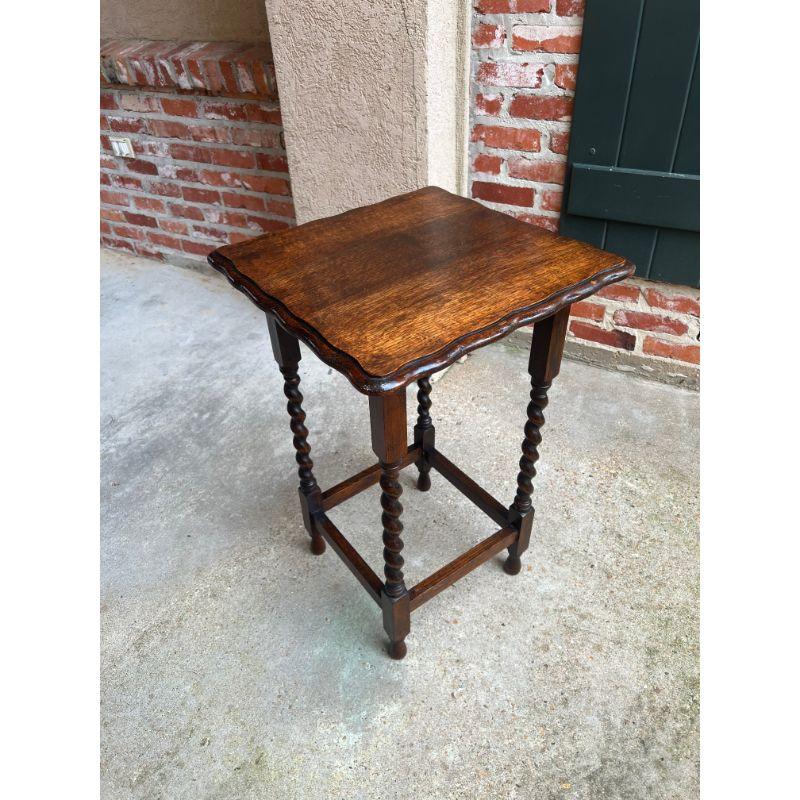Antique English Oak barley twist side sofa table square scalloped edge c1910

Direct from England, with classic British style, this lovely antique English oak side or sofa table. Square beveled and scalloped edge top over a traditional apron,