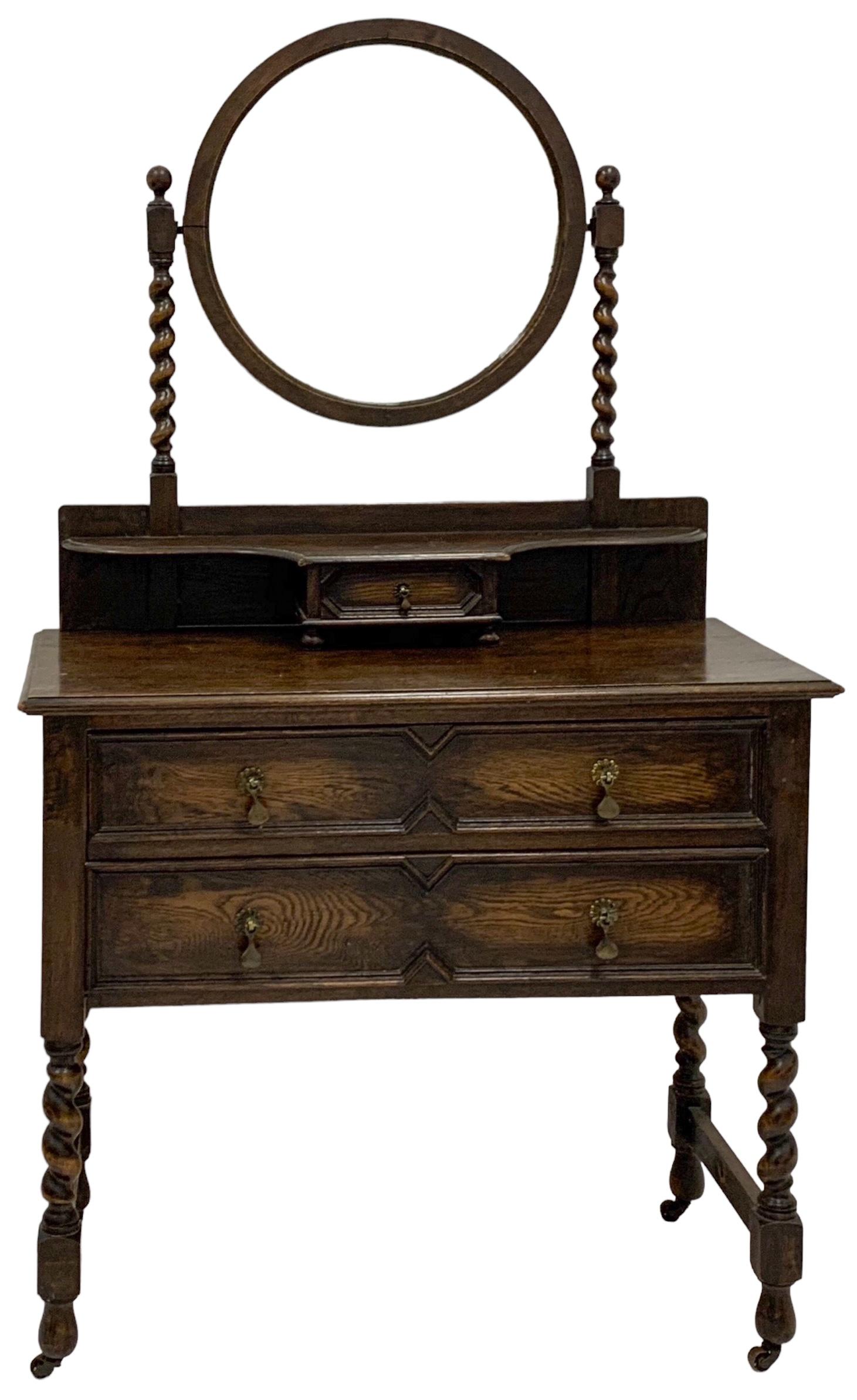 Il s'agit d'un ancien meuble-lavabo ou commode en chêne anglais avec des supports en forme de torsades d'orge. Le miroir se soulève de son cadre. Les roulettes sont d'origine. Il est en très bon état.

Mes envois peuvent durer de deux à cinq