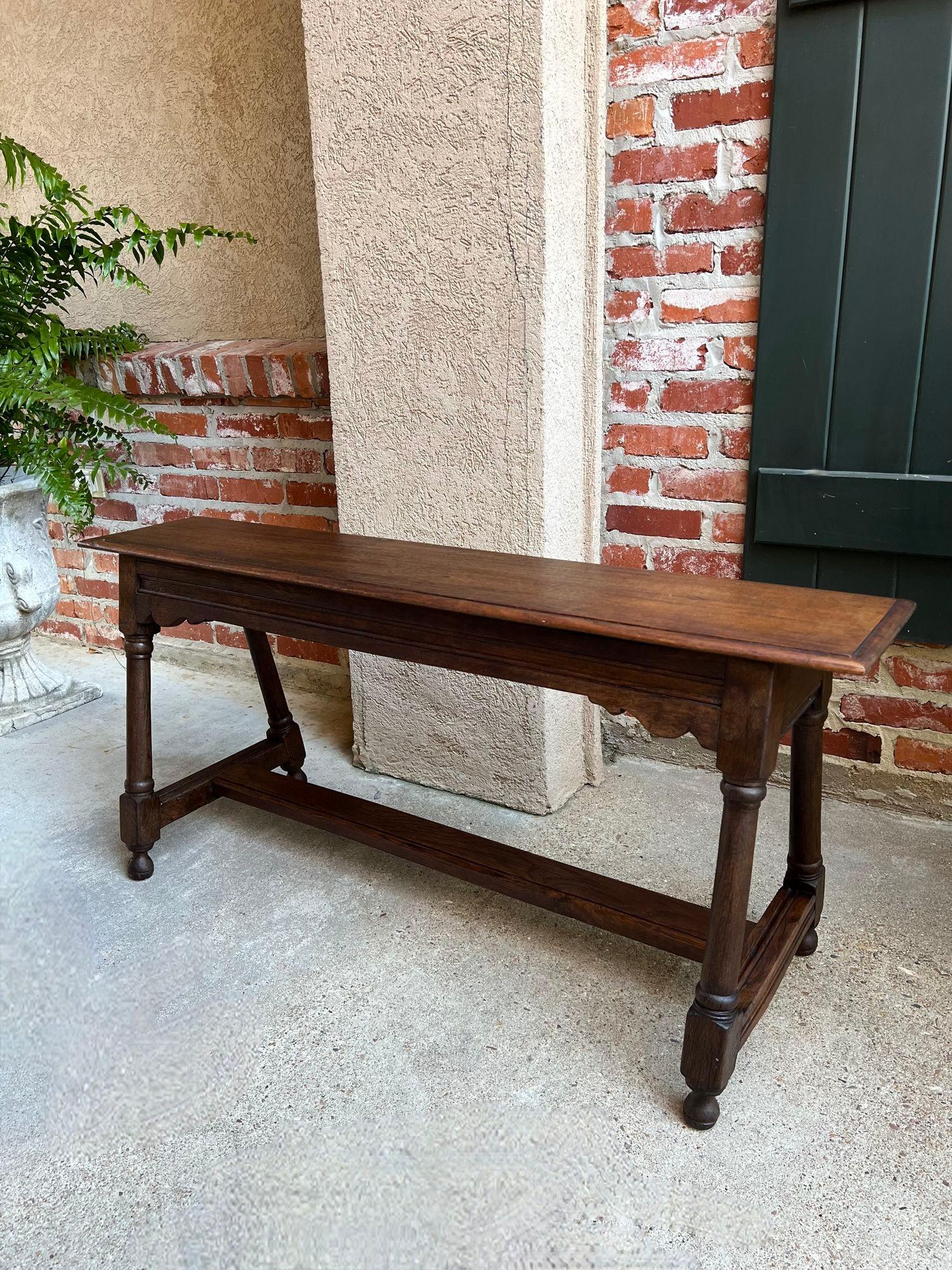 Antike englische Eiche Bank Hocker Bauernhaus Tisch Trestle Jacobean 4 ft Seating c1890.

Direkt aus England, eine SEHR lange Bank aus antiker englischer Eiche, hervorragend geeignet als Sitzgelegenheit für einen Küchentisch oder als schlanker