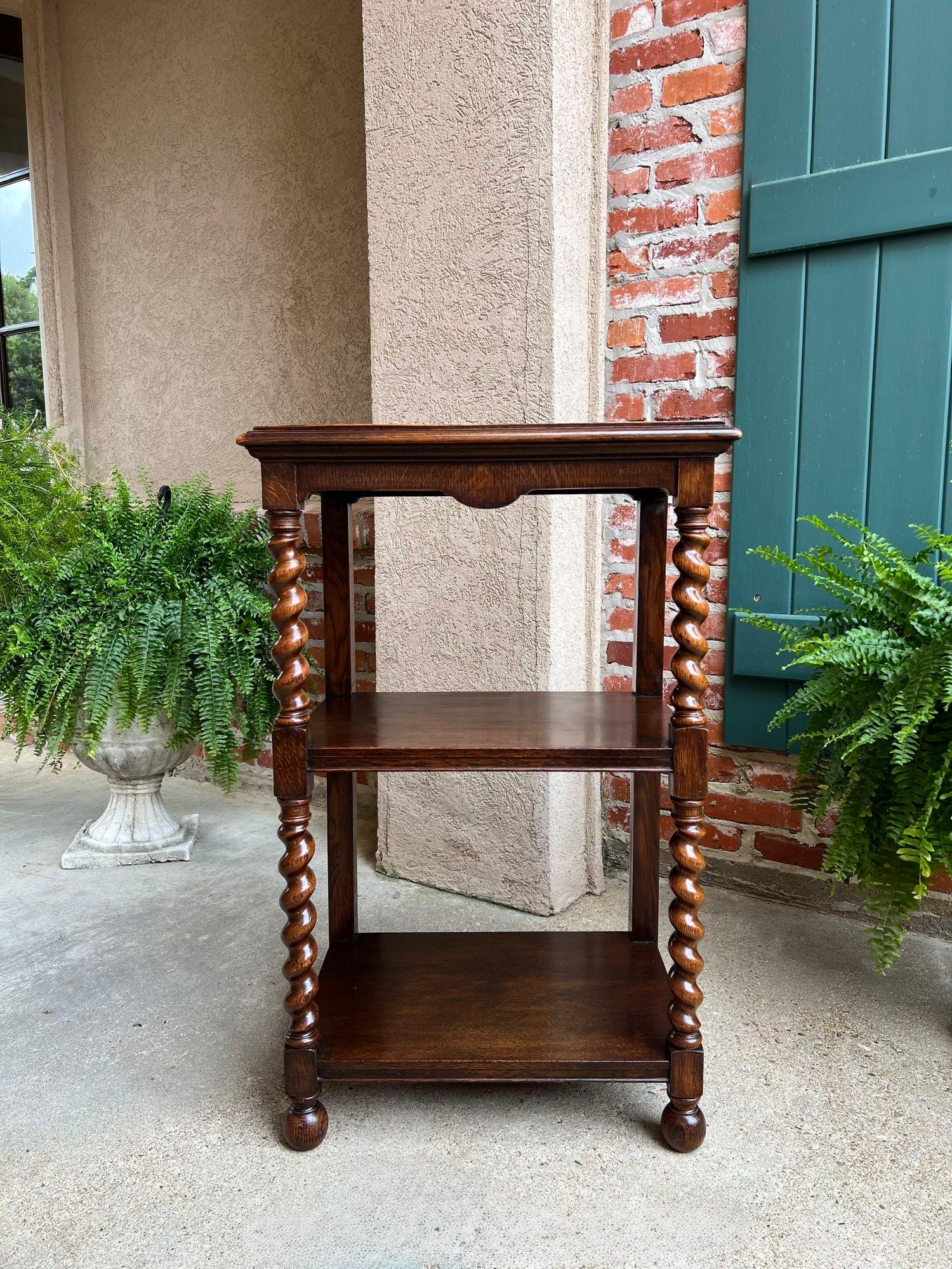 Antike Englisch Eiche Bücherregal BARLEY TWIST Open Display Regal SMALL Bookcase.

Direkt aus England, ein charmantes kleines antikes Bücherregal oder Display, mit drei Ebenen von Fächern und klassischen britischen BARLEY TWIST Beine. Das obere