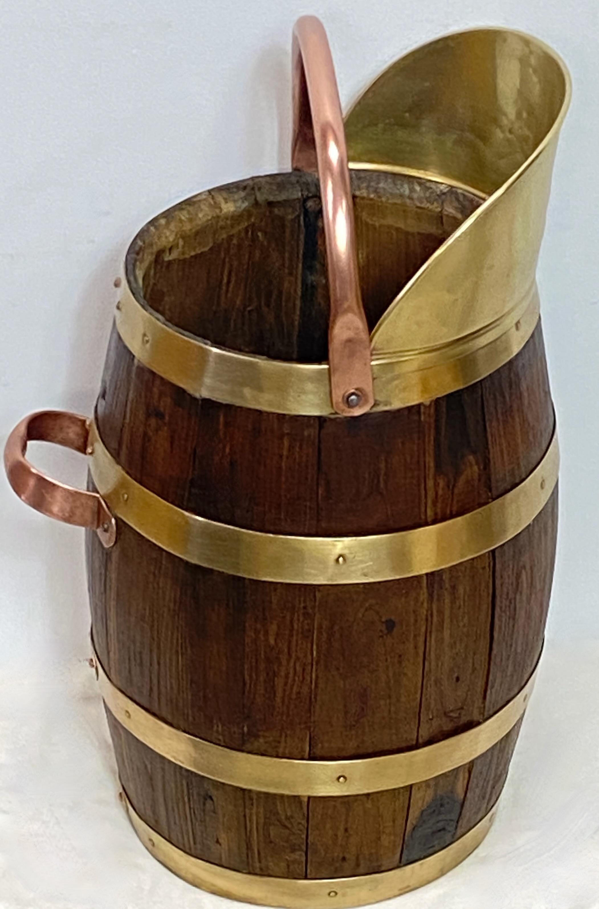 Antique English Oak Brass and Copper Barrel Style Bucket, circa 1840 In Good Condition For Sale In San Francisco, CA
