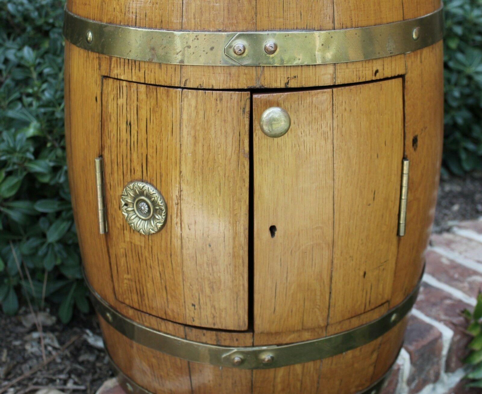 Antique English Oak Brass Banded Barrel Bar Wine Liquor Cabinet Pub Decanter In Good Condition In Tyler, TX