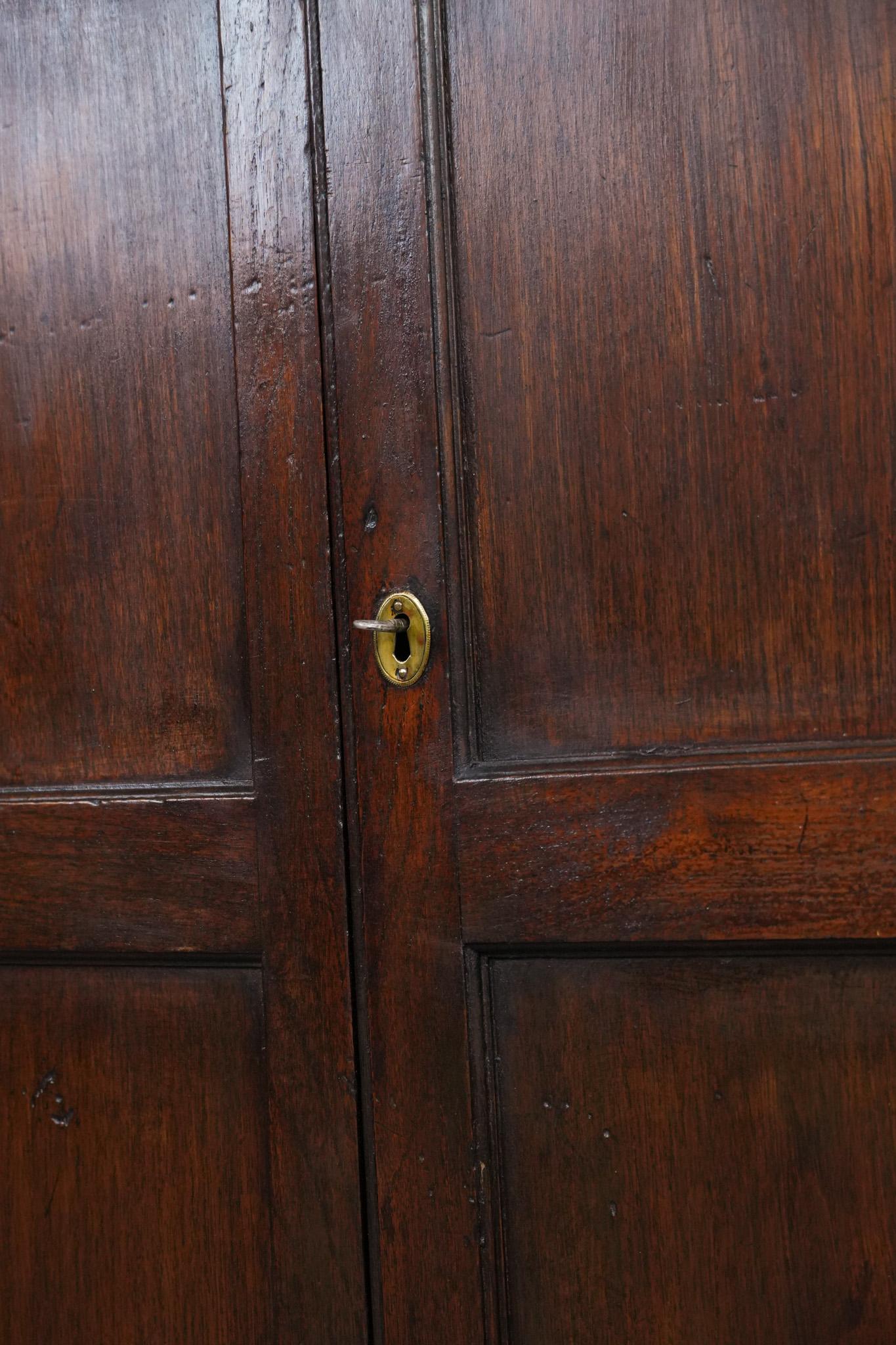 Antique English oak cabinet / chest of drawers from the early 19th century in vendita 5