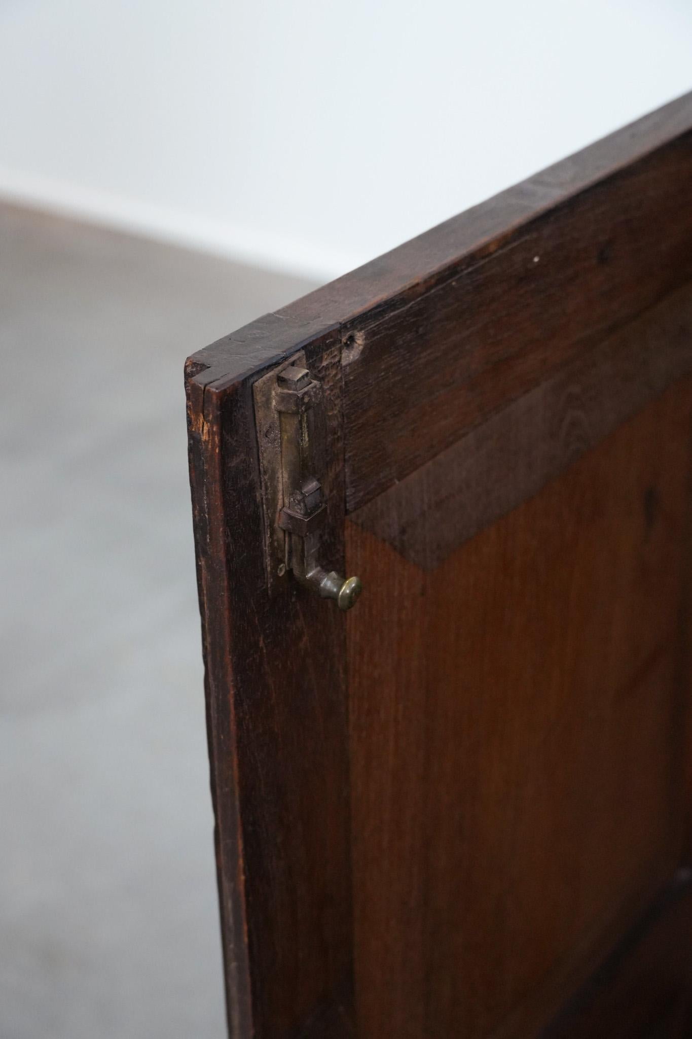 Antique English oak cabinet / chest of drawers from the early 19th century in vendita 11