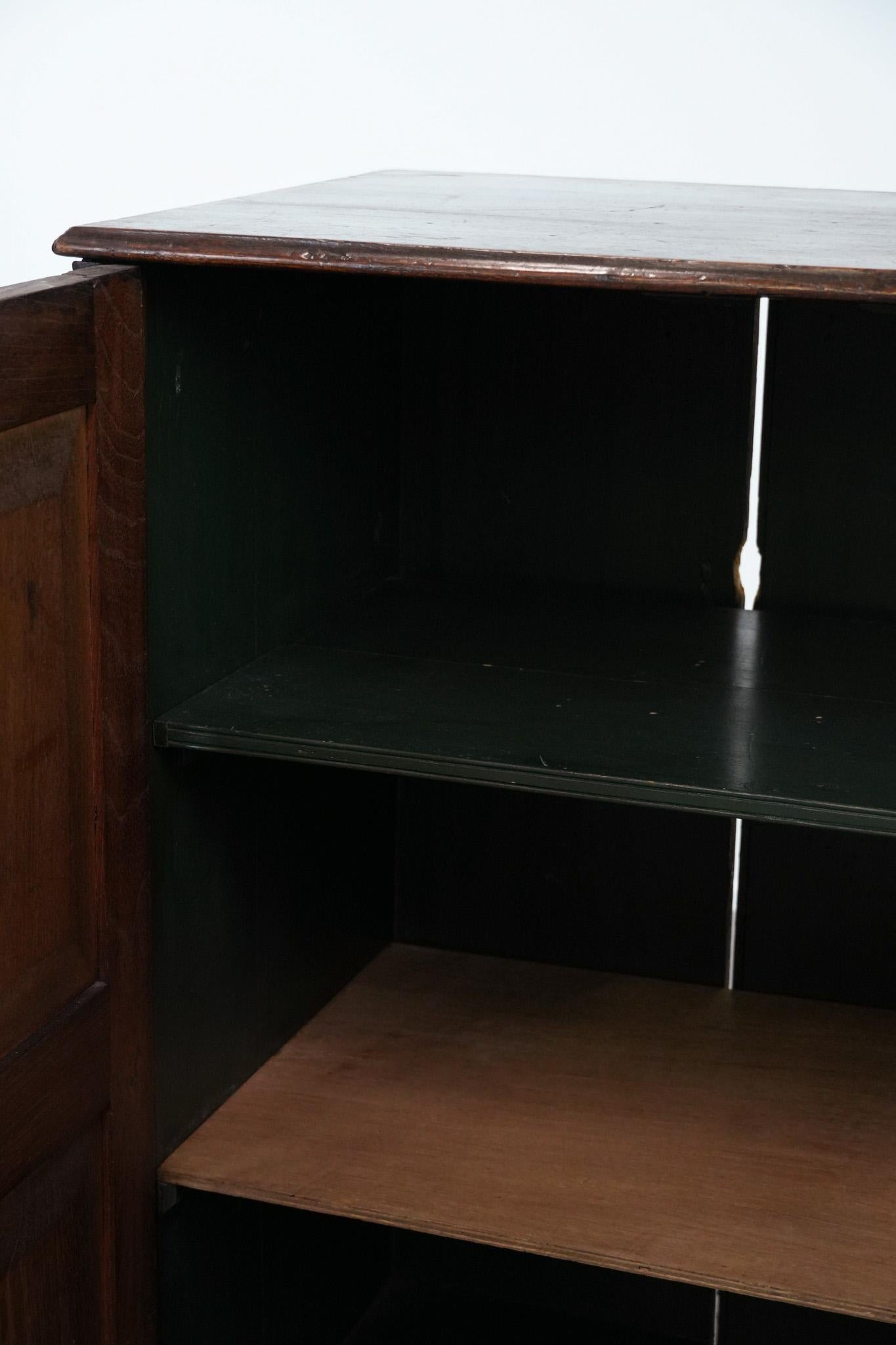 Antique English oak cabinet / chest of drawers from the early 19th century in vendita 12