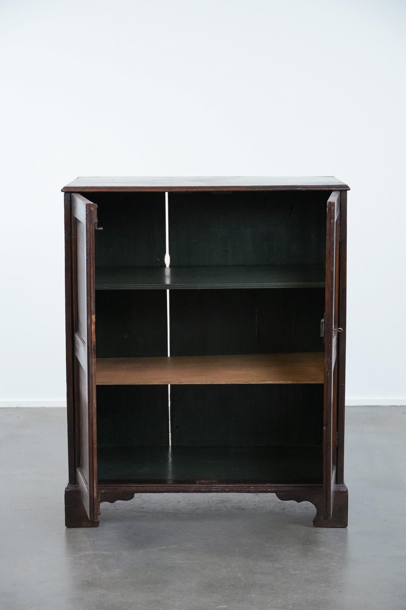 Britannico Antique English oak cabinet / chest of drawers from the early 19th century in vendita