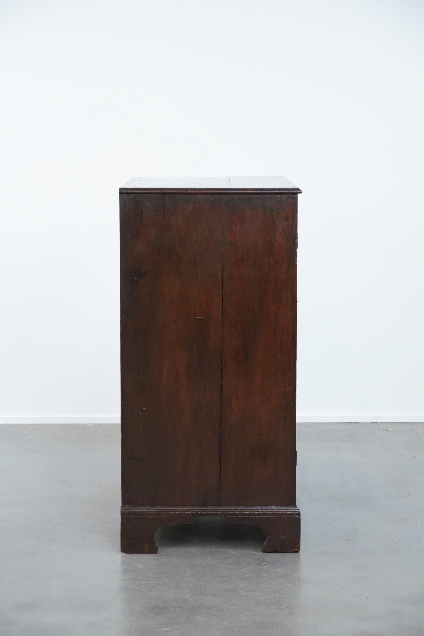 Fatto a mano Antique English oak cabinet / chest of drawers from the early 19th century in vendita