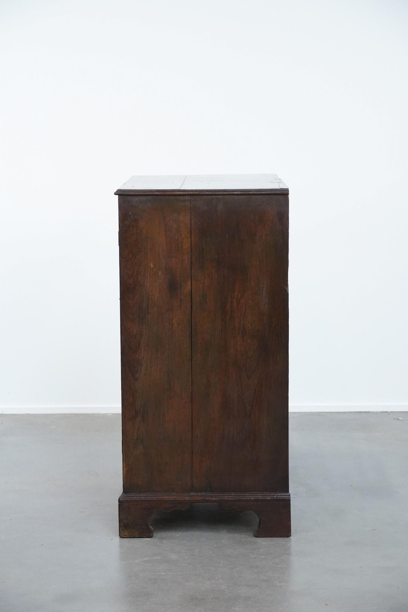 XIX secolo Antique English oak cabinet / chest of drawers from the early 19th century in vendita