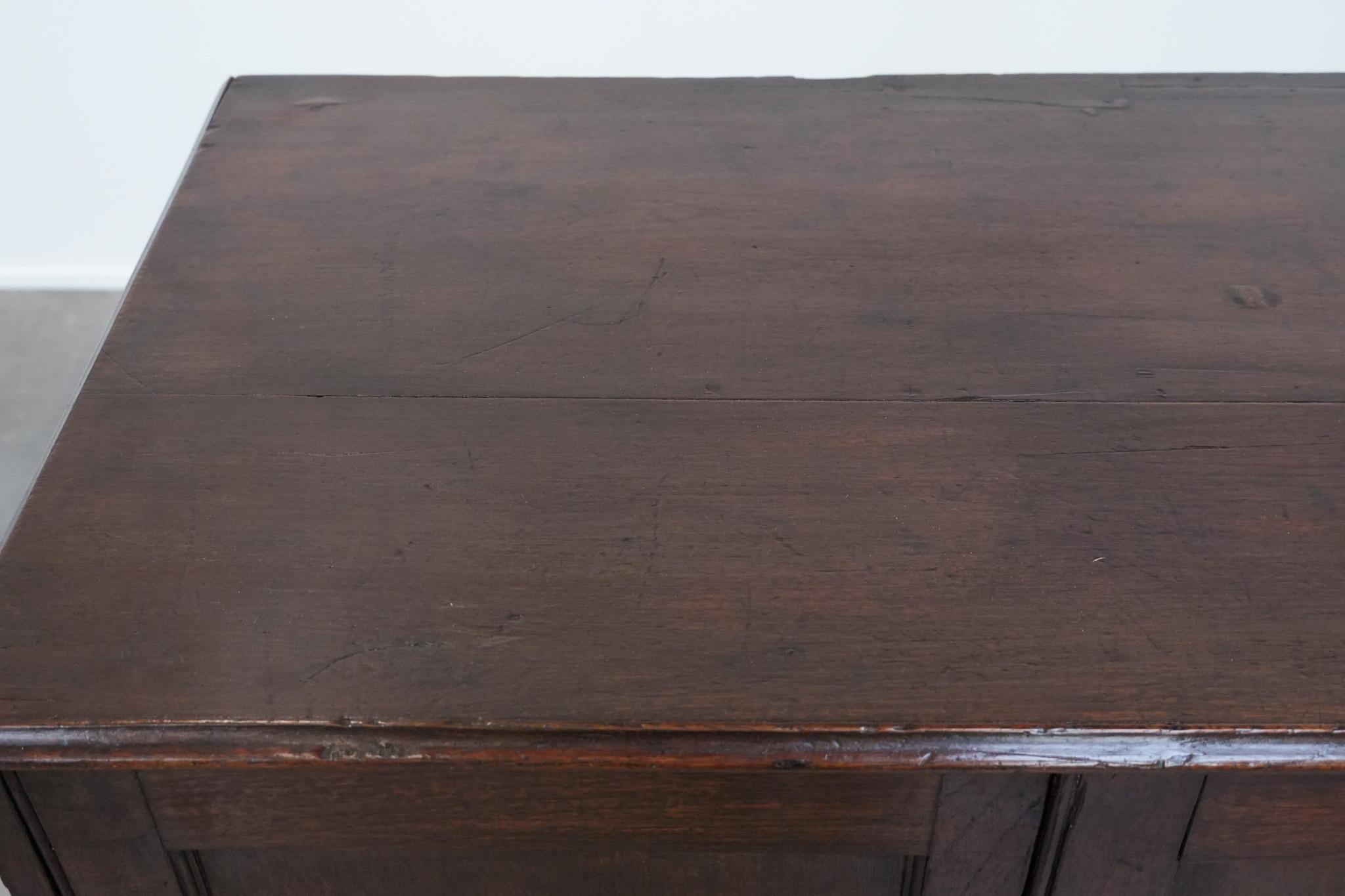 Legno Antique English oak cabinet / chest of drawers from the early 19th century in vendita