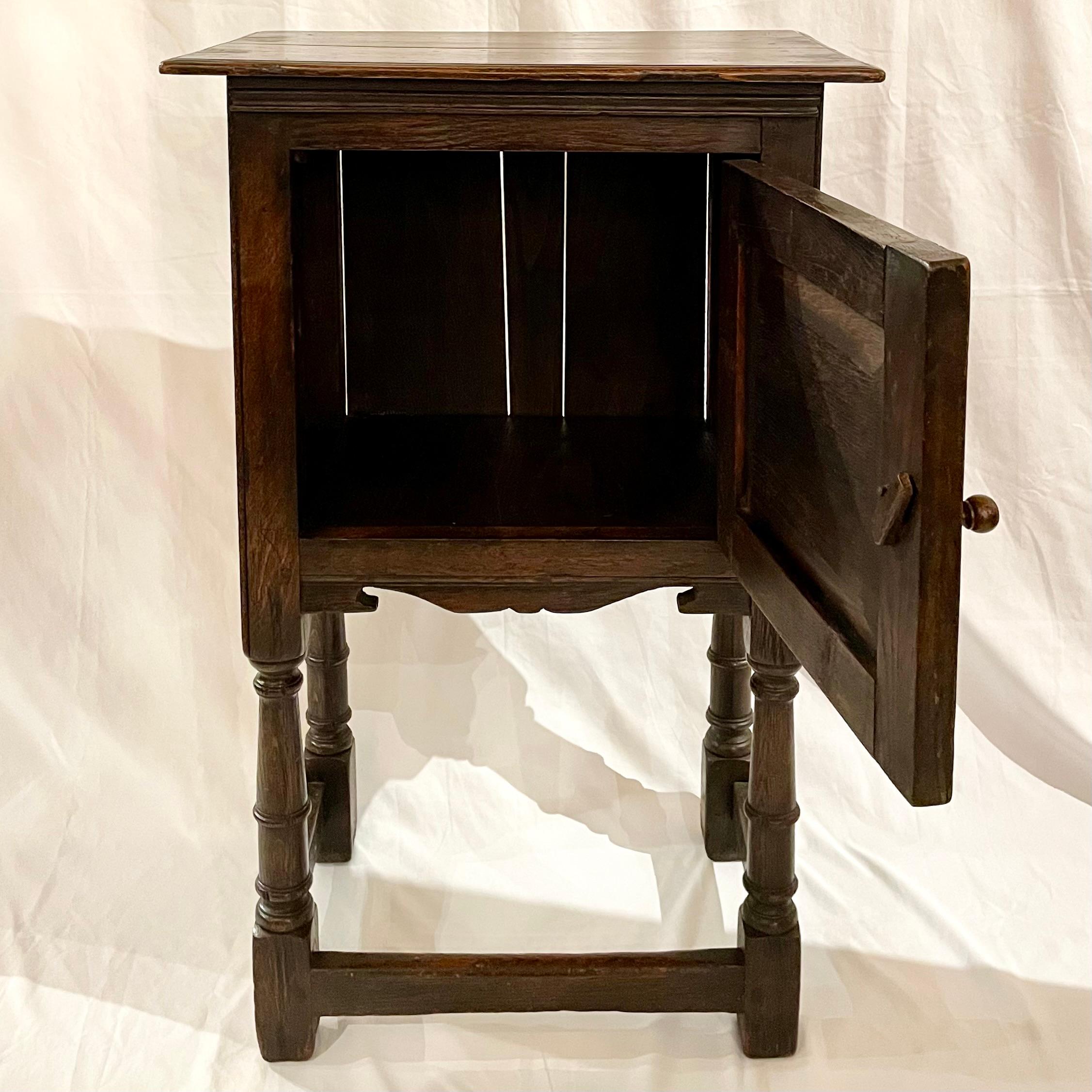 Antico mobile inglese in quercia, circa 1890-1900.