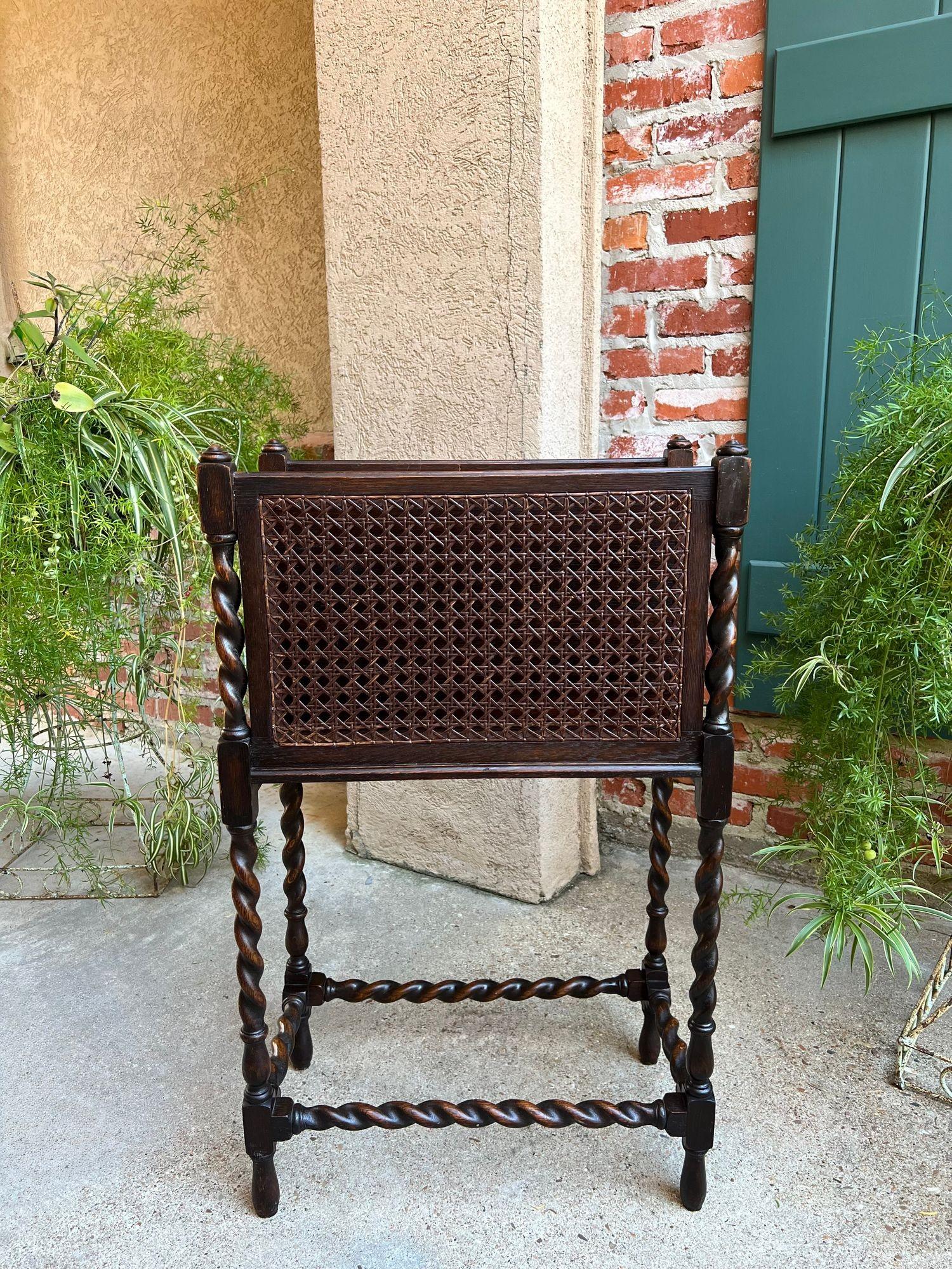 Antico leggio inglese in Oak Canterbury BARLEY TWIST c1890.

Direttamente dall'Inghilterra, un superbo cavalletto canterbury in quercia inglese, splendidamente lavorato con una ricca patina e splendidi montanti BARLEY TWIST.
Ciascun lato presenta