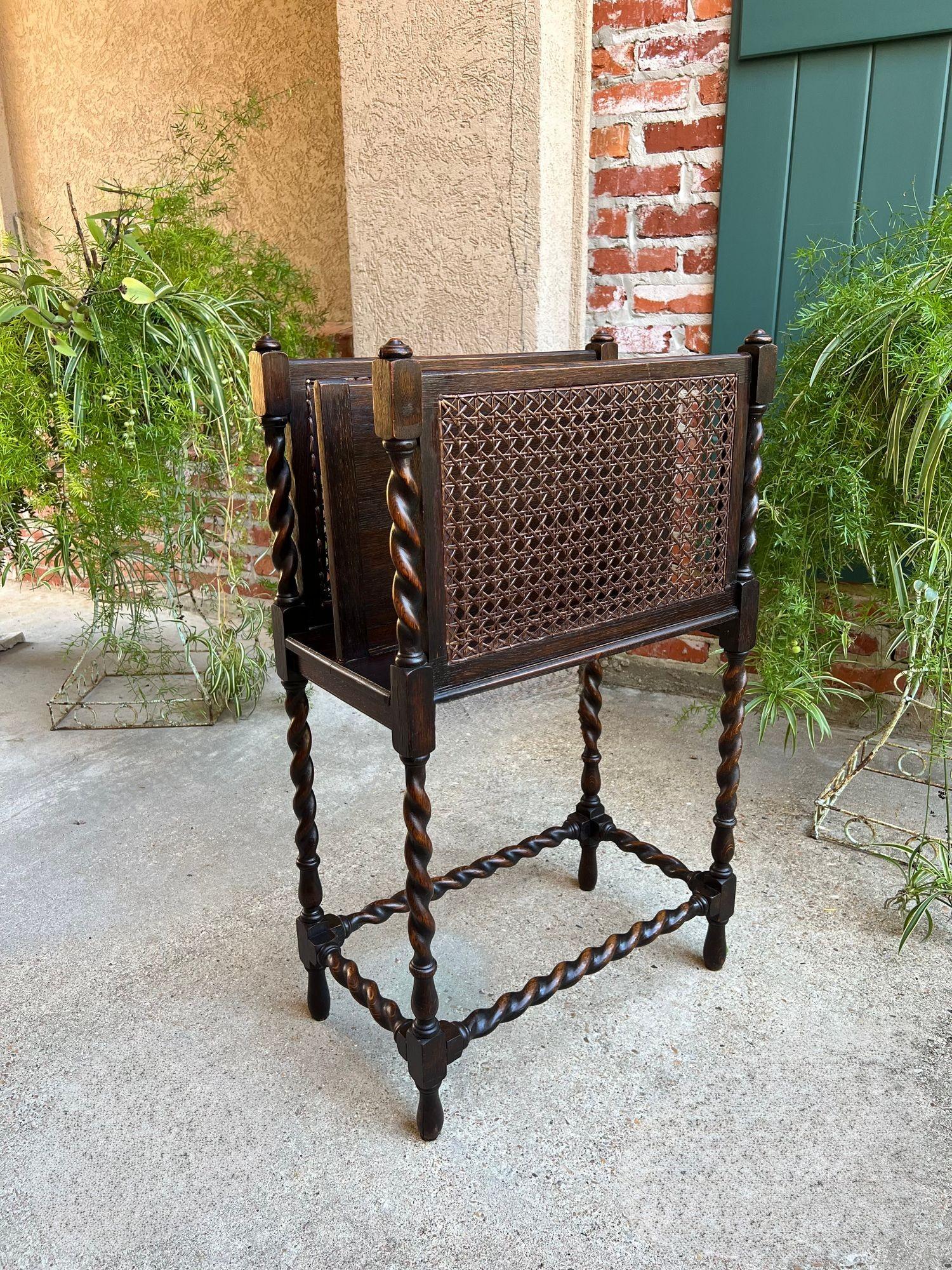 Britannico Antico leggio inglese in Oak Canterbury BARLEY TWIST c1890 in vendita