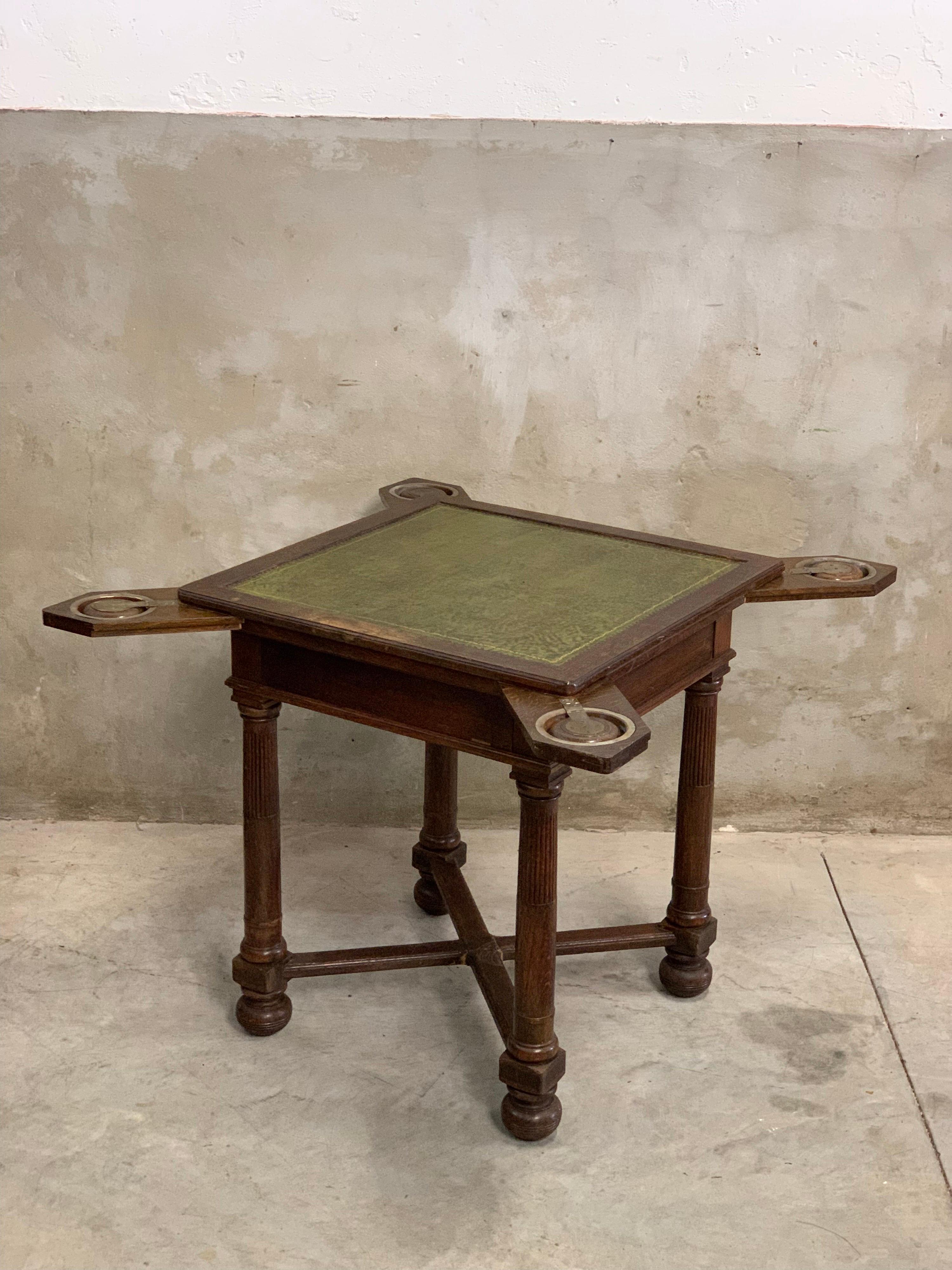 Great this antique English card table with an ingenious system where you can conjure up 4 ashtrays and chips holders from the corner with 1 movement! Also called Bridge table. We have used some nice glasses (not included) which it is also perfect