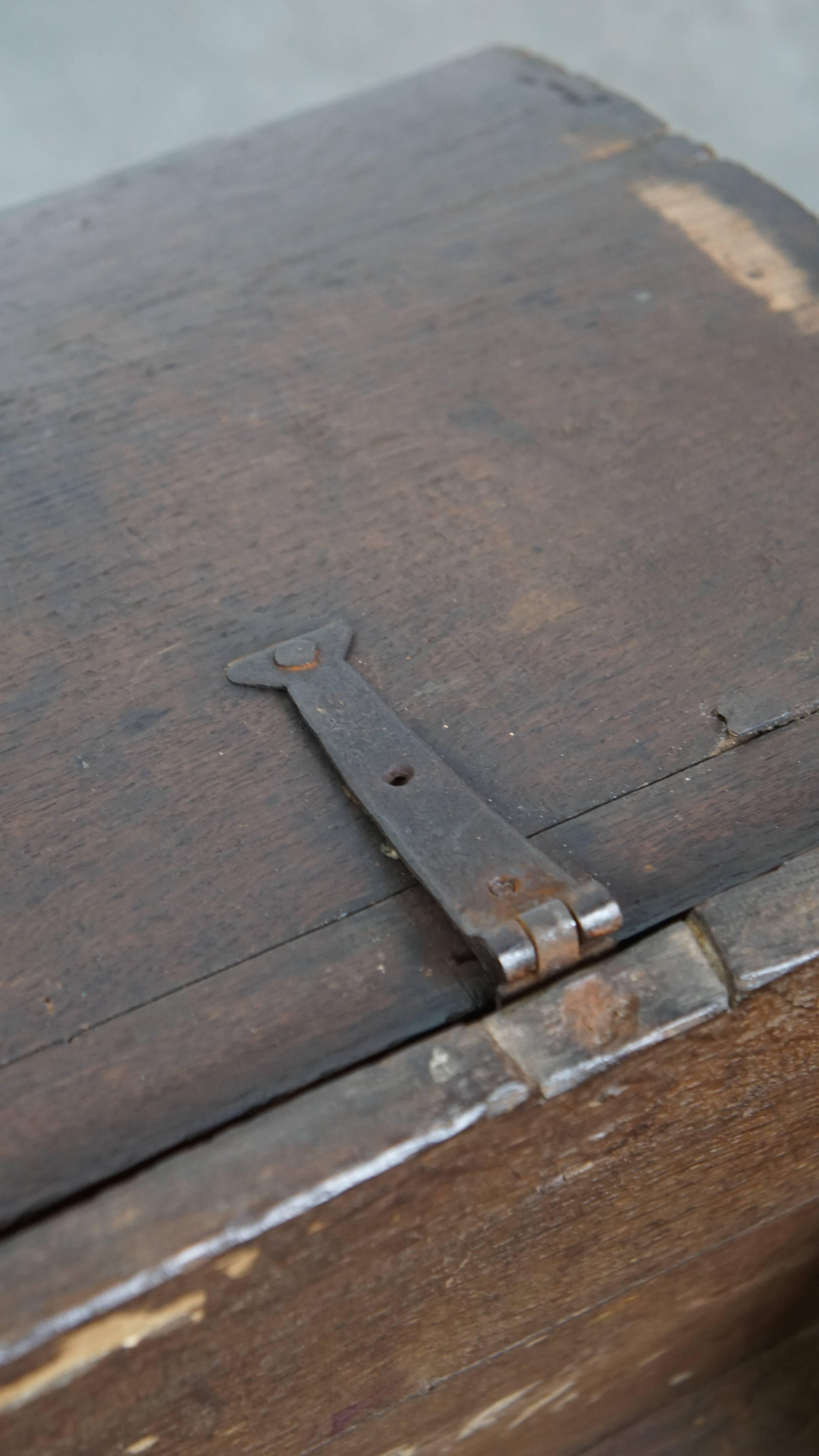 Antique English oak chest from the 17th century For Sale 3