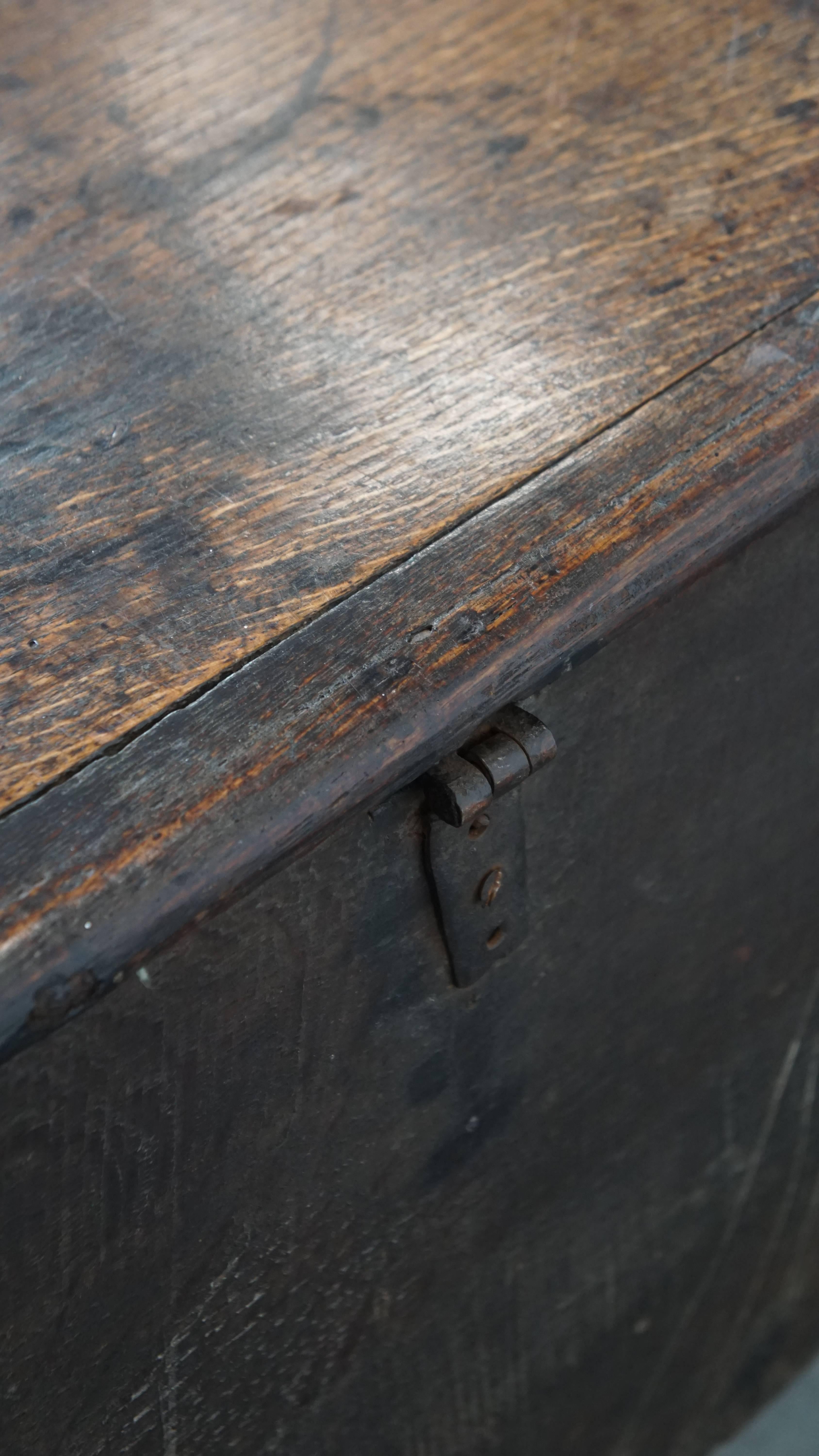 Antique English oak chest from the 17th century For Sale 5