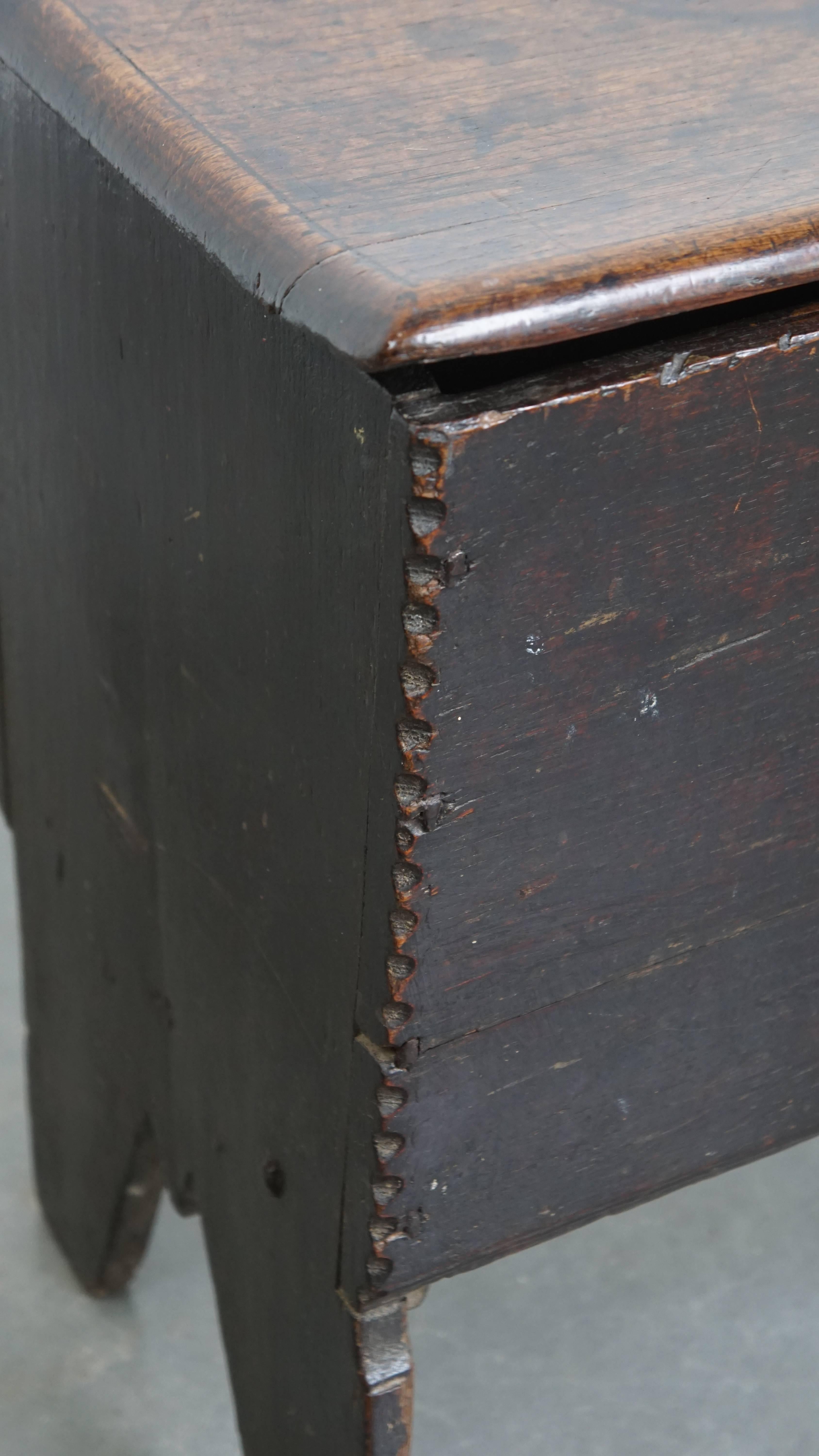 Antique English oak chest from the 17th century For Sale 6