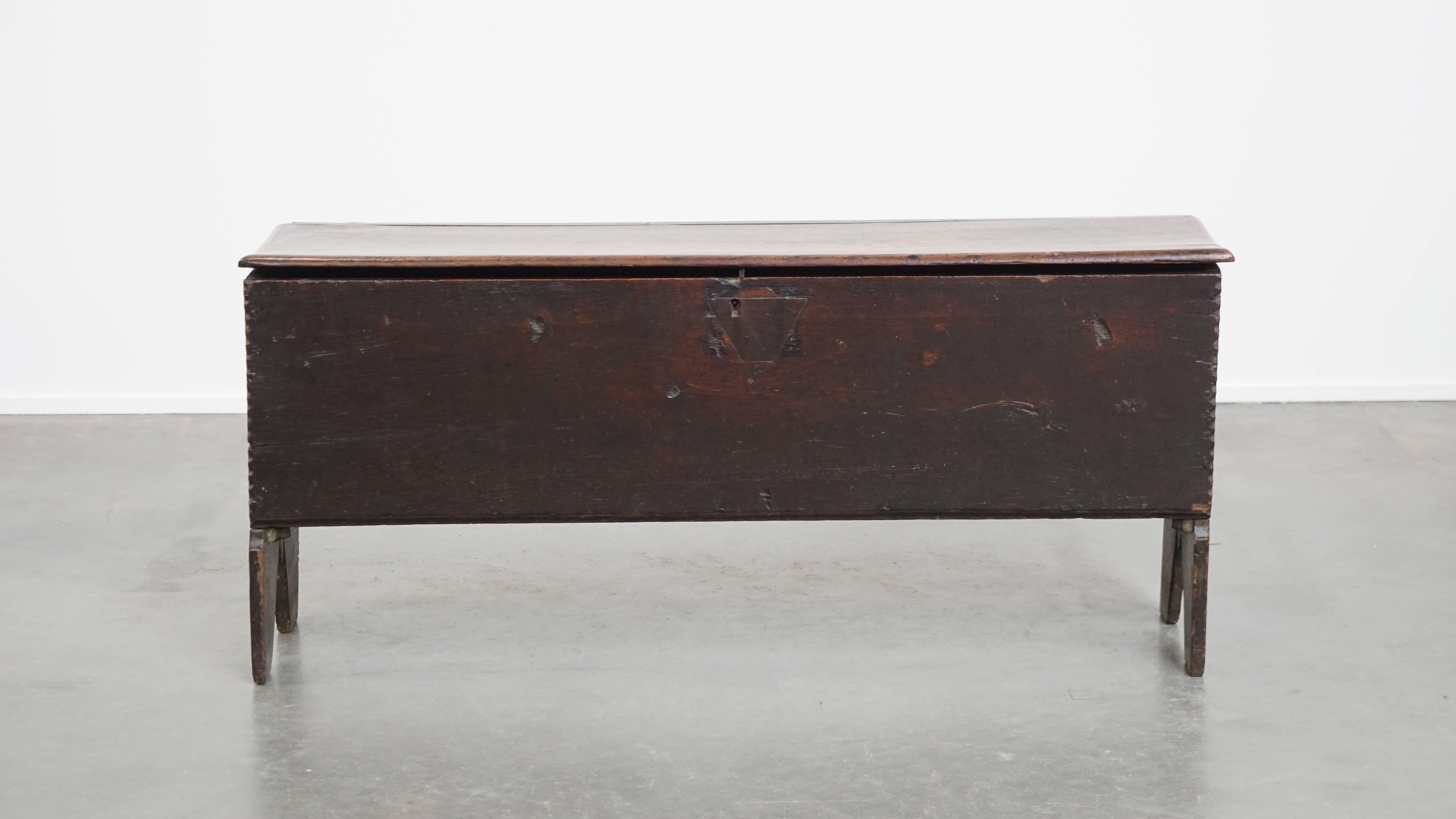Offered here is this magnificent long antique English oak chest from the 17th century, full of beautiful and original details.
This stunning English oak chest dates back to the 17th century and features a wealth of charming, authentic craftsmanship.