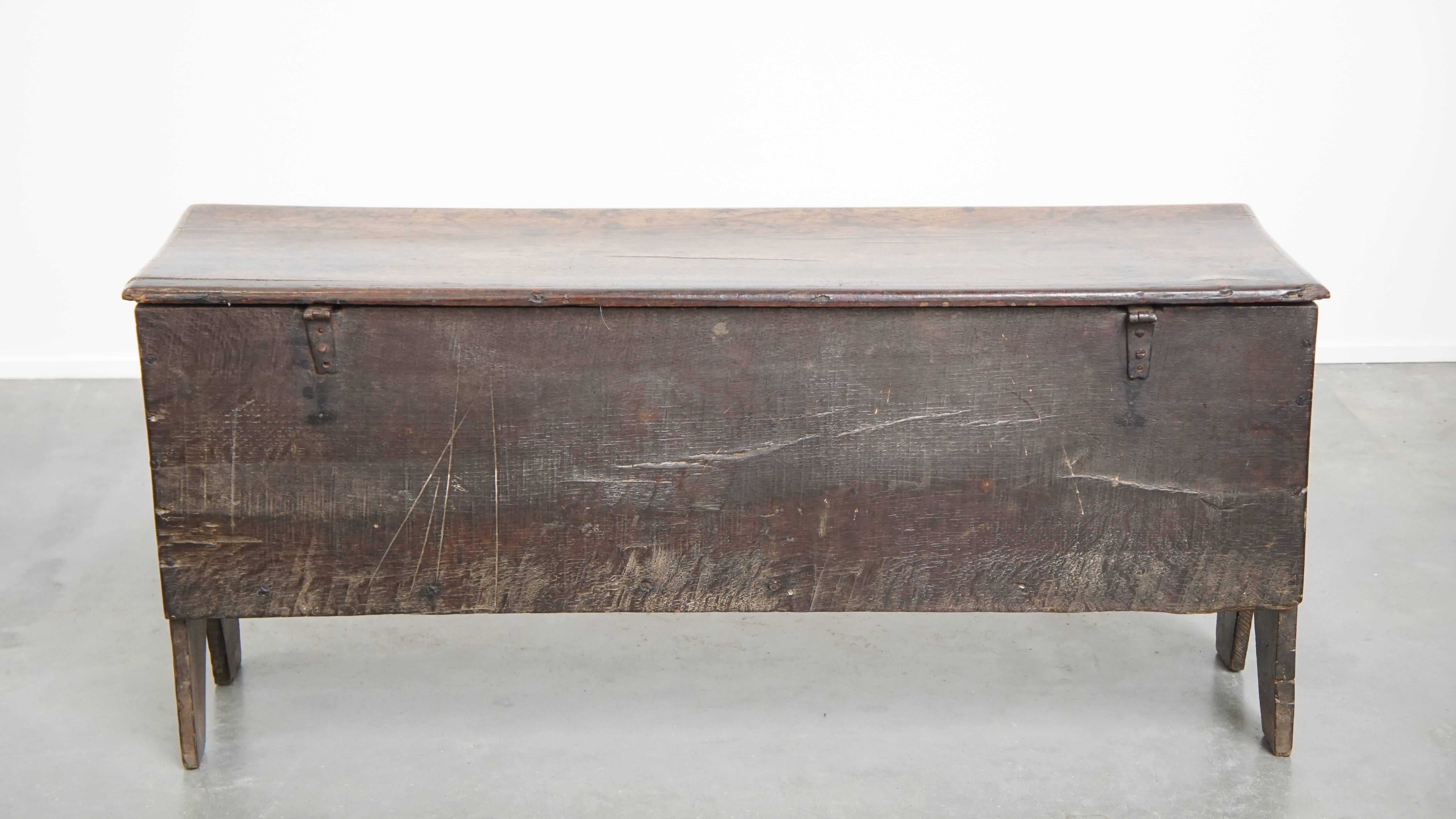 Antique English oak chest from the 17th century In Good Condition For Sale In Harderwijk, NL