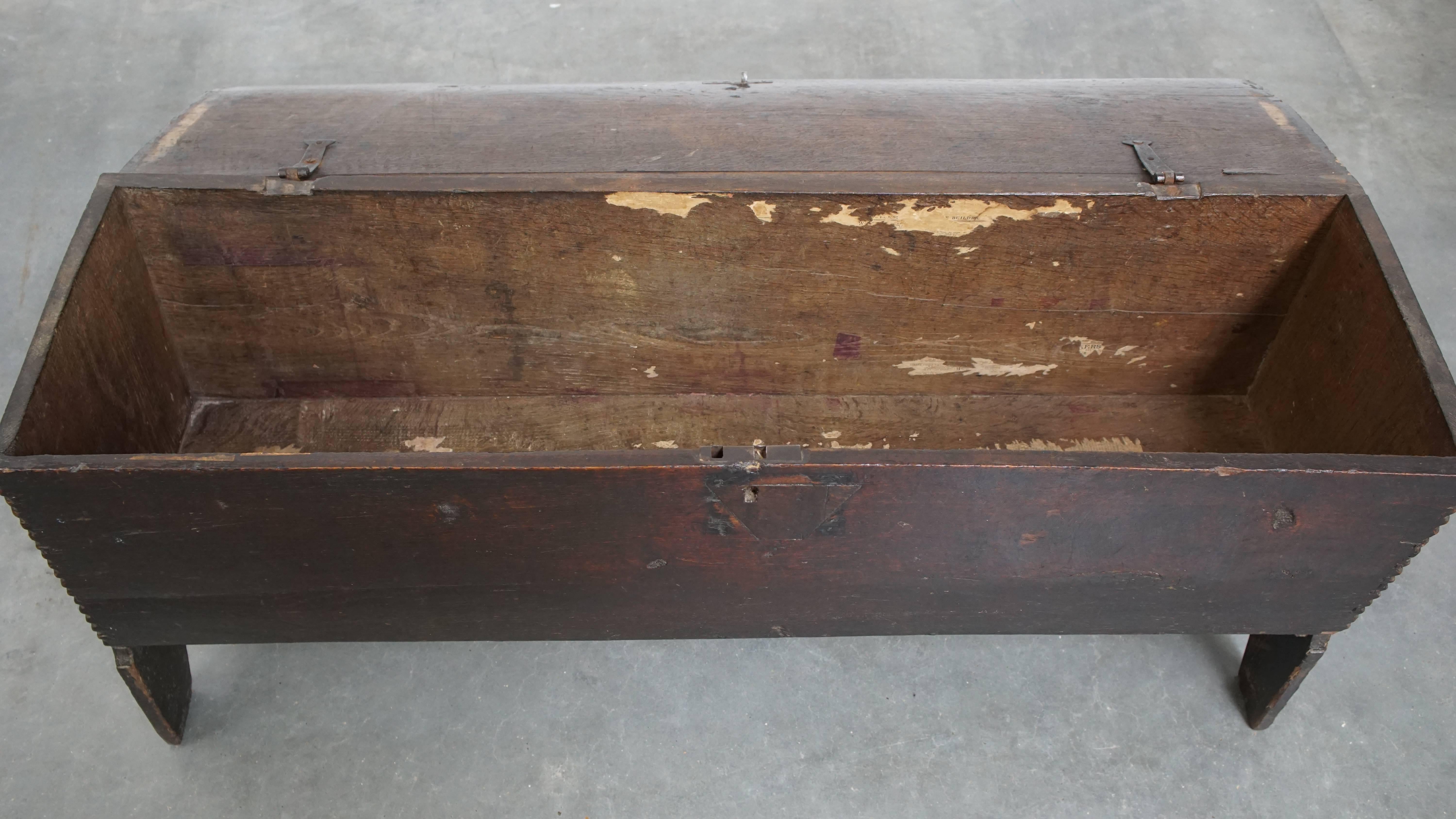 Antique English oak chest from the 17th century For Sale 1