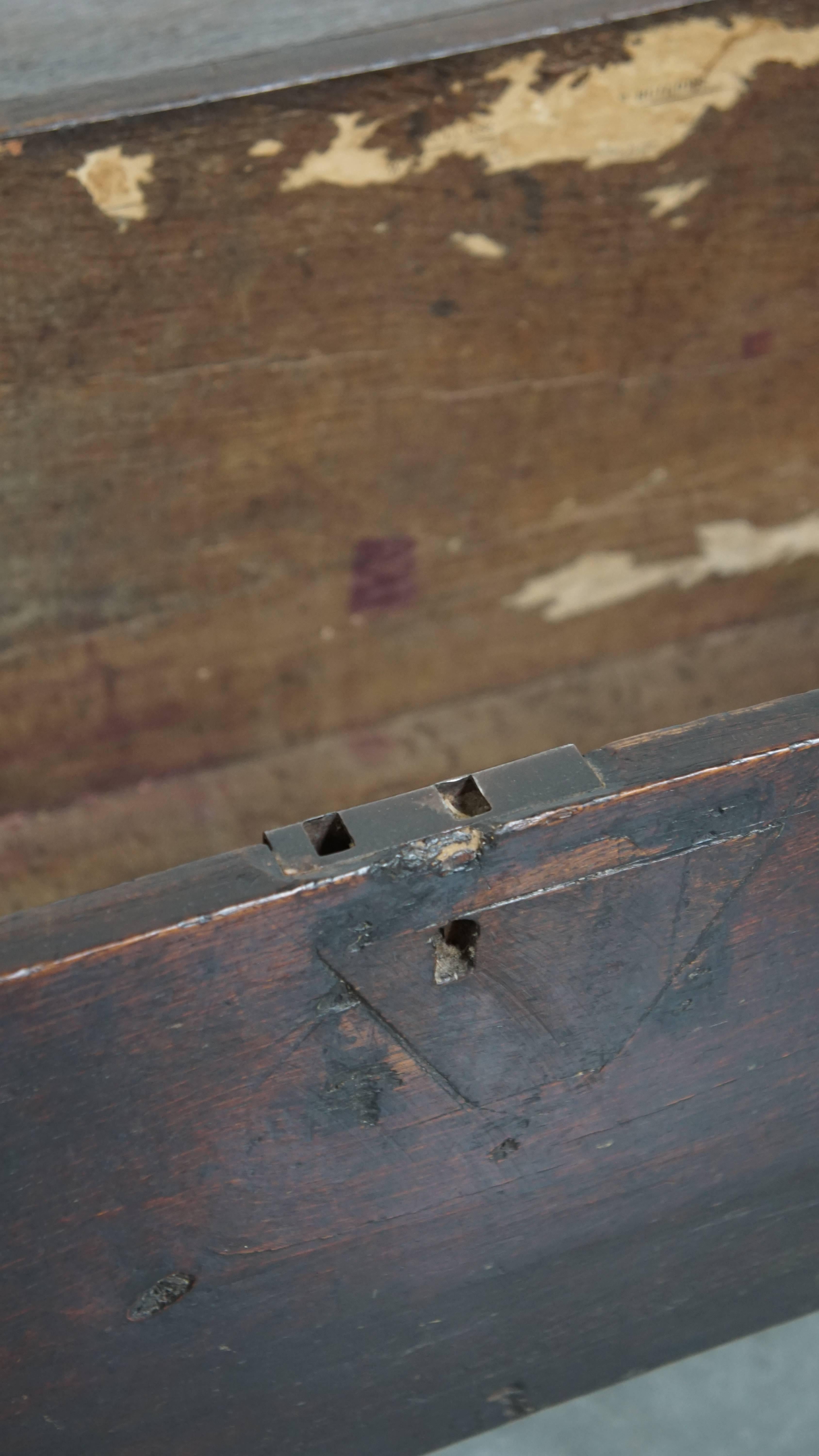 Antique English oak chest from the 17th century For Sale 2