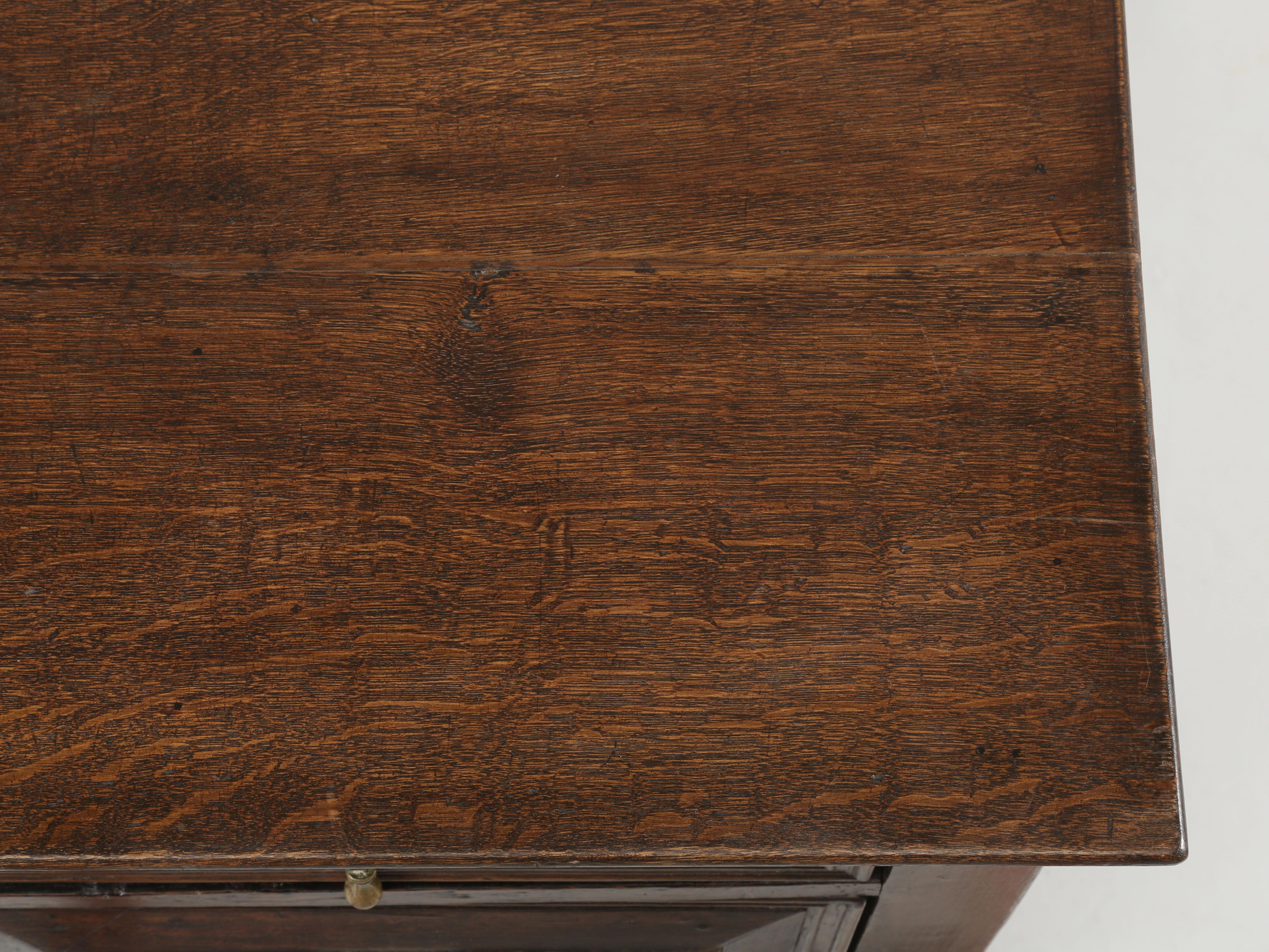 Antique English Oak Chest of Drawers or Dresser Split Case design, Circa 1700's In Good Condition In Chicago, IL