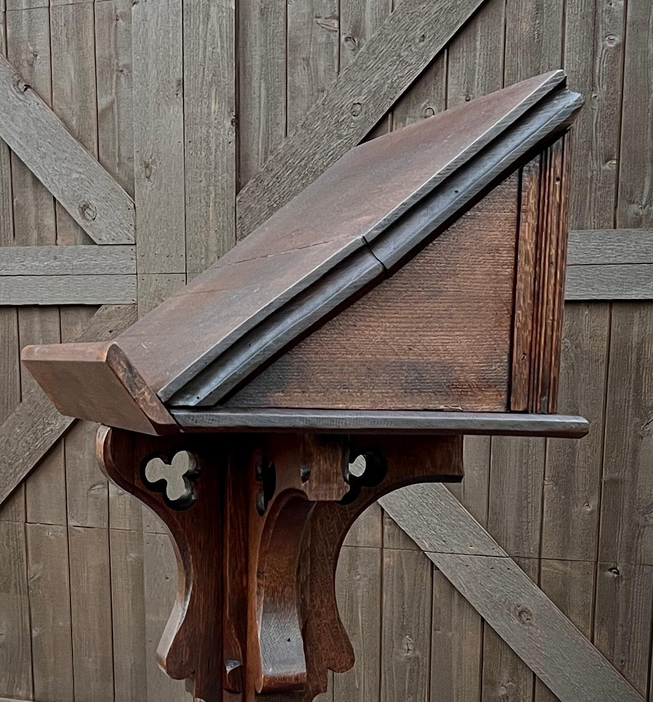 Antique English Oak Christian Gothic Lectern Bible Stand Oak 19th C. en vente 5