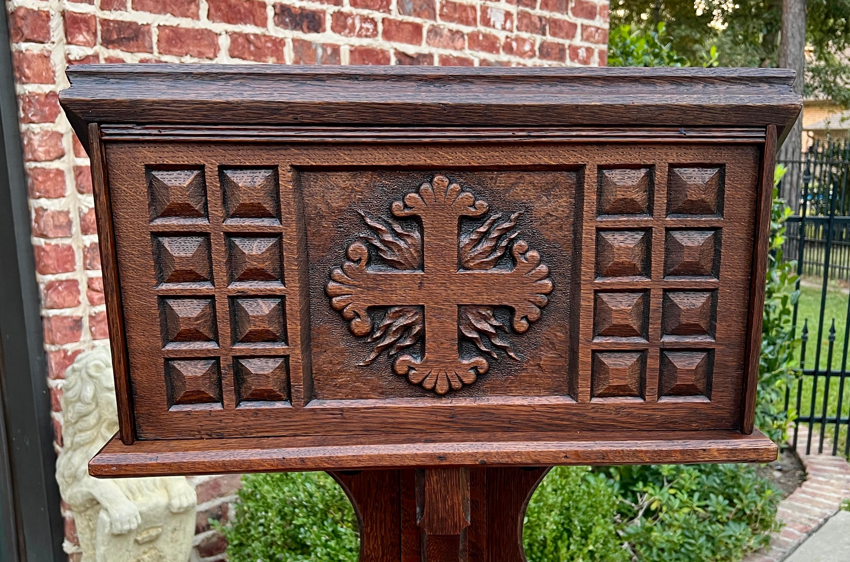 Anglais Antique English Oak Christian Gothic Lectern Bible Stand Oak 19th C. en vente