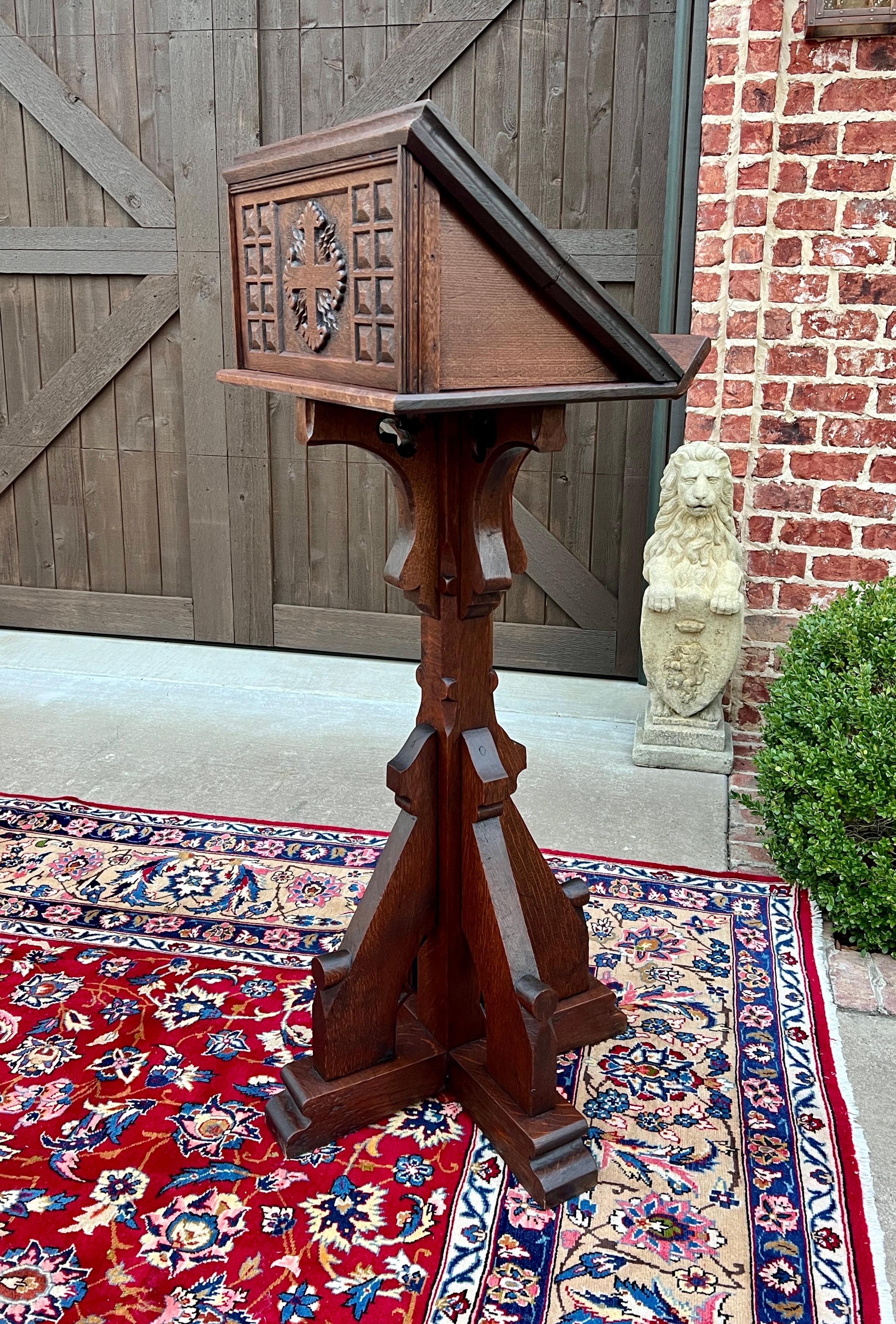 Sculpté Antique English Oak Christian Gothic Lectern Bible Stand Oak 19th C. en vente