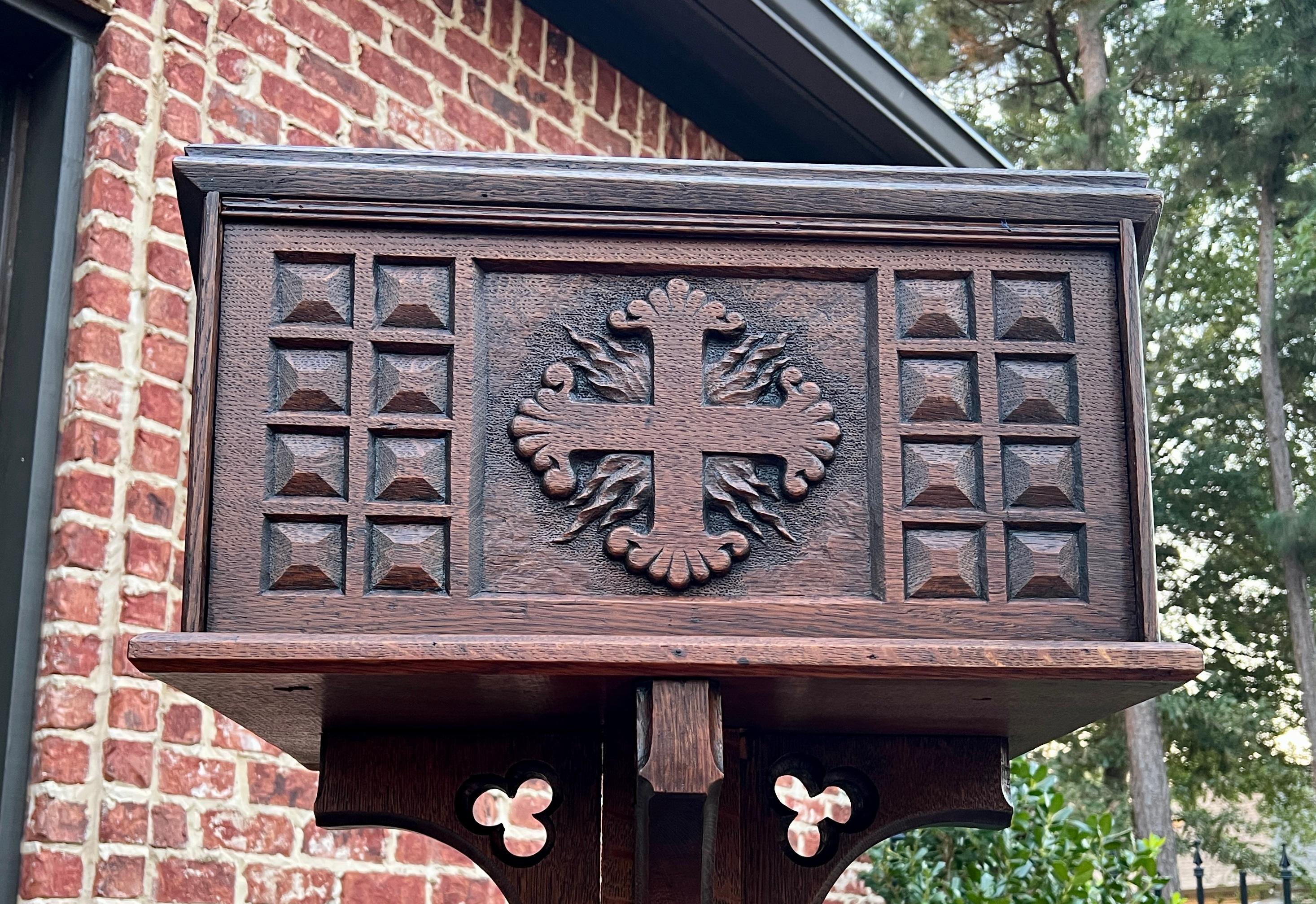 Chêne Antique English Oak Christian Gothic Lectern Bible Stand Oak 19th C. en vente