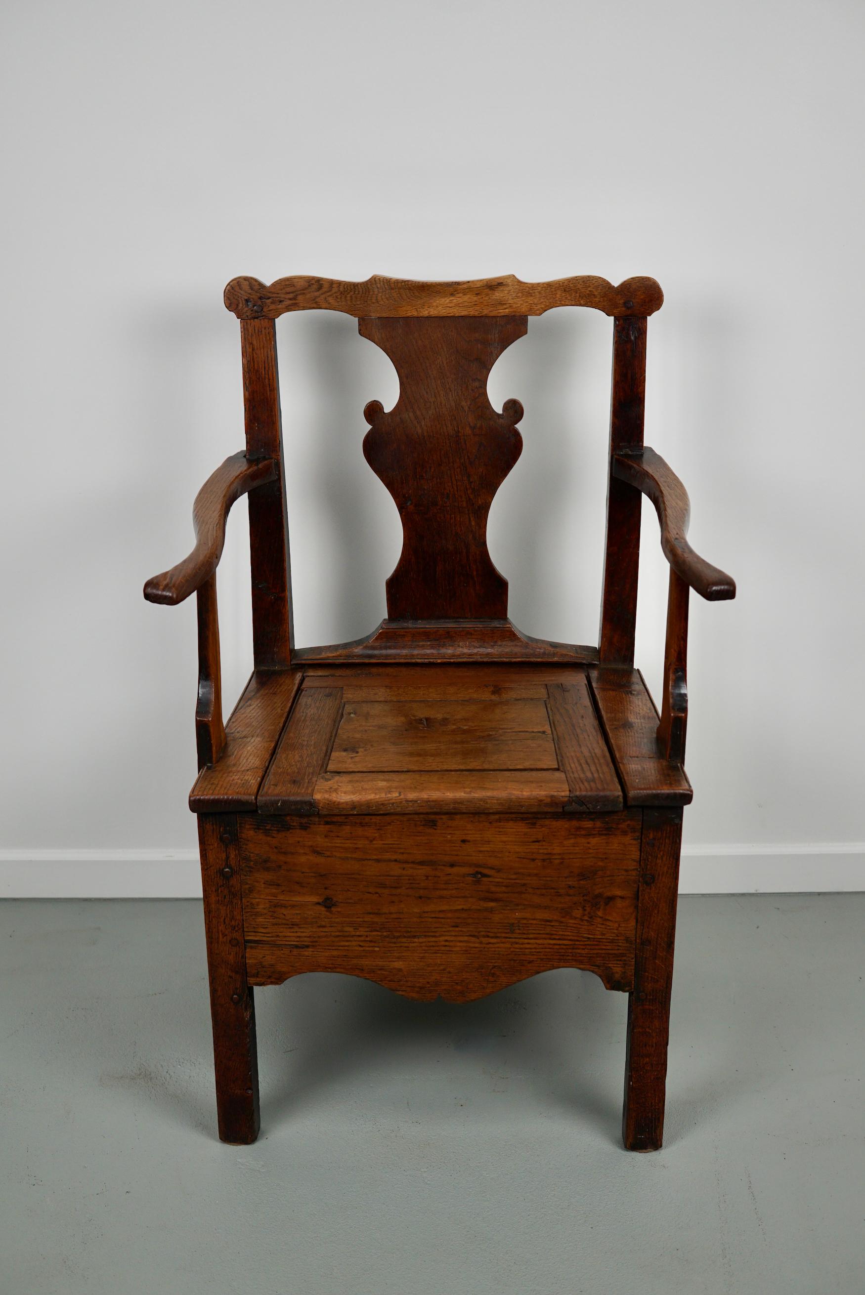 This commode chair was made in the 18th century in England. It remains in a very good condition with a nice warm color and patina.
